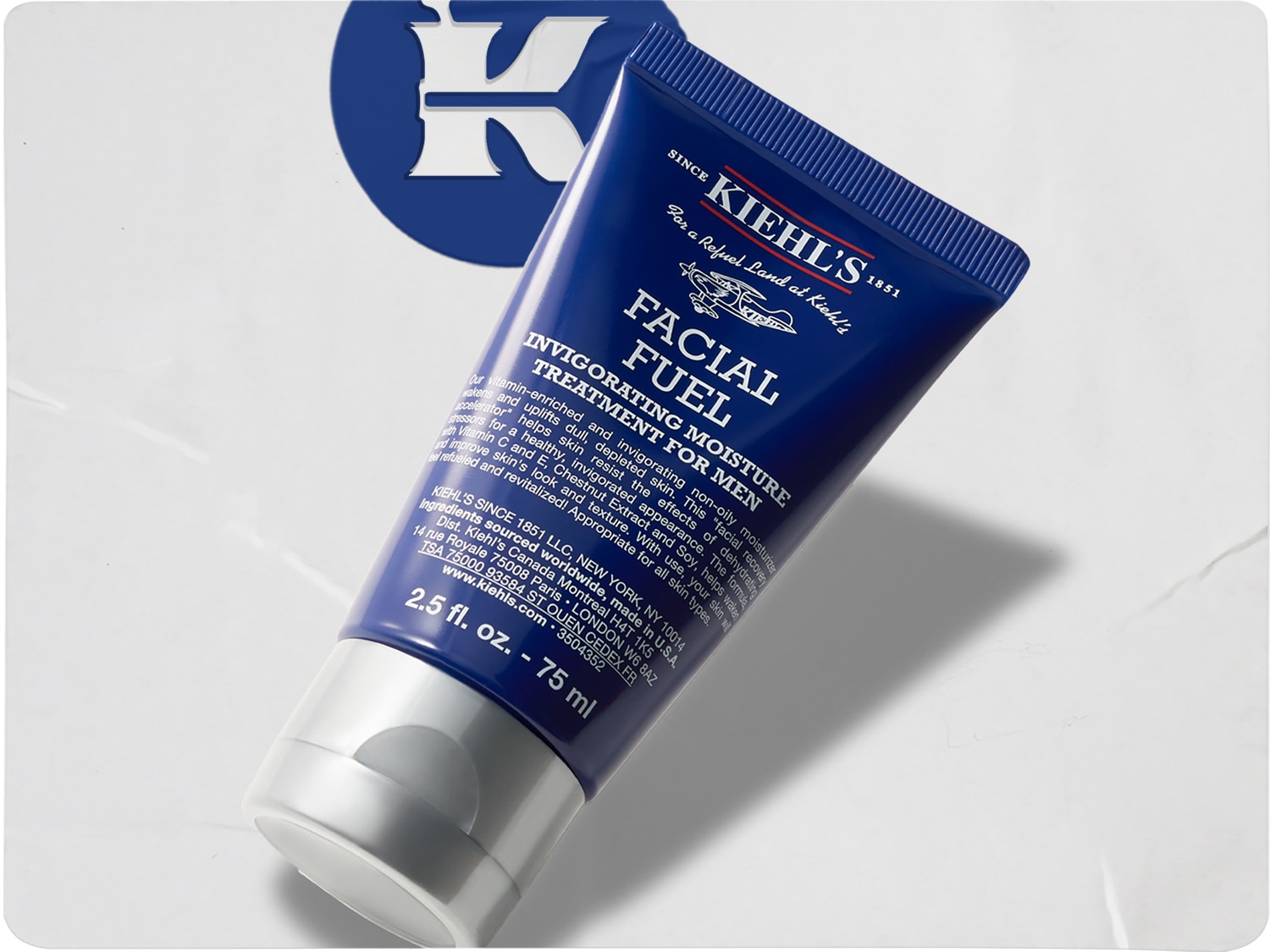 A Kiehl's Facial Fuel Invigorating Moisture Treatment for Men kék tubusa ezüst kupakkal, mely vitaminokkal és gesztenye kivonattal revitalizálja a bőrt.