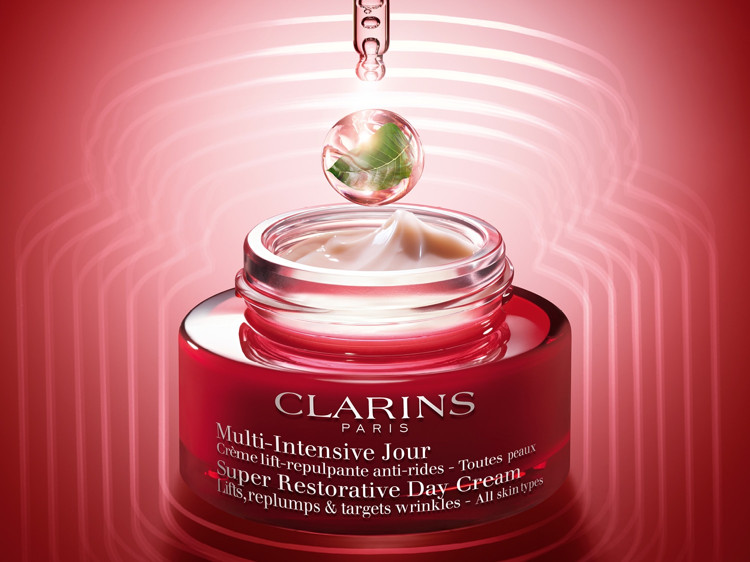 Nahaufnahme von Clarins Multi-Intensive Jour Super Restorative Day Cream in einem roten Tiegel, der Falten reduziert, die Haut strafft und aufpolstert.