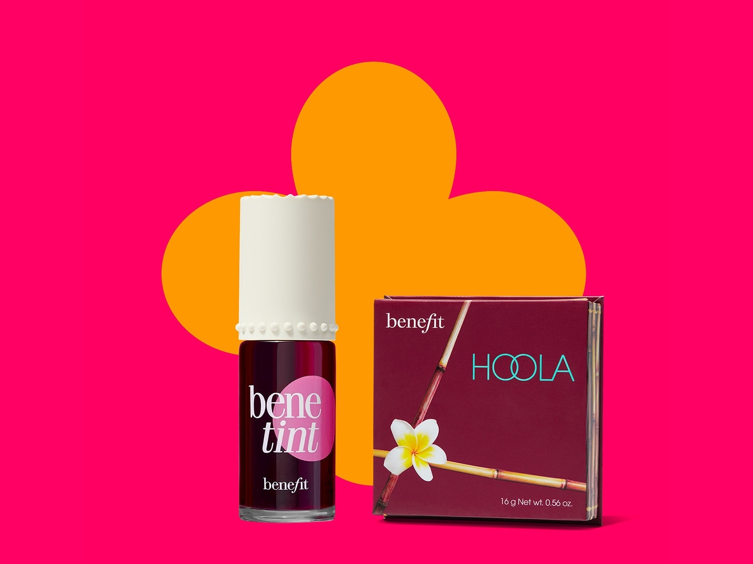 Benefit Benetint Rosen-getönte Lippen- und Wangenfarbe in einer Glasflasche mit weißem Deckel, daneben Hoola Bronzer in einer quadratischen Box mit Bambus- und Blumenmuster.