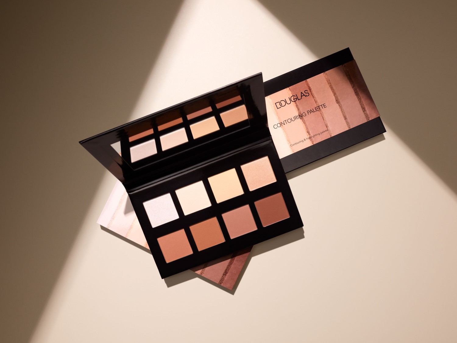 Douglas Konturpalette mit acht verschiedenen Farbnuancen zum Konturieren und Highlighten für einen strahlenden Teint.