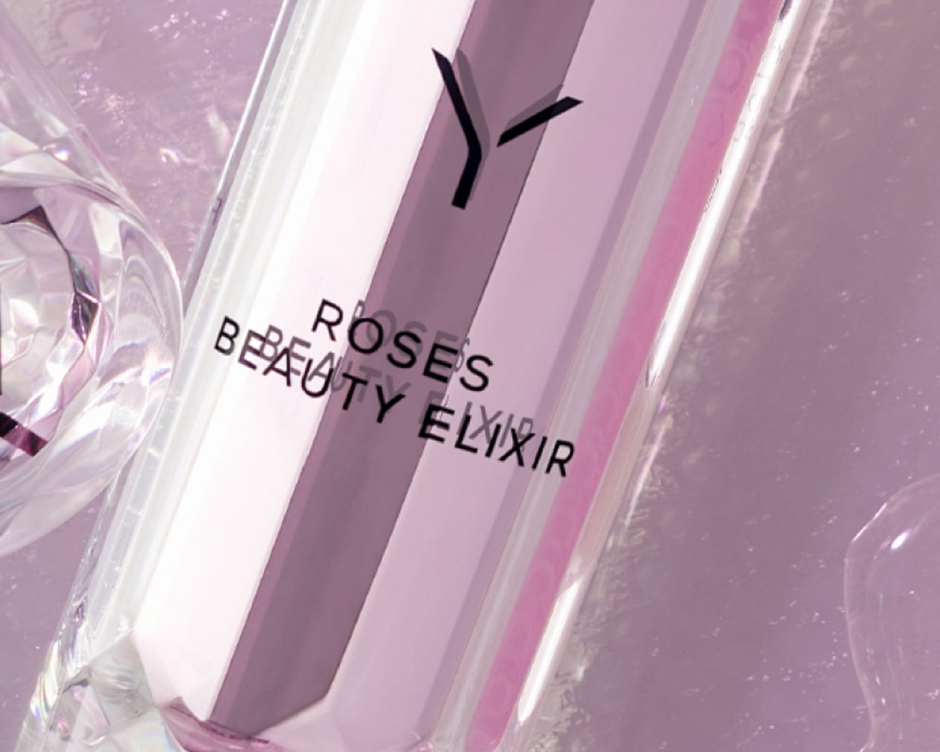 Buteleczka Roses Beauty Elixir w odcieniach różu i srebra, obiecująca eliksir piękna.