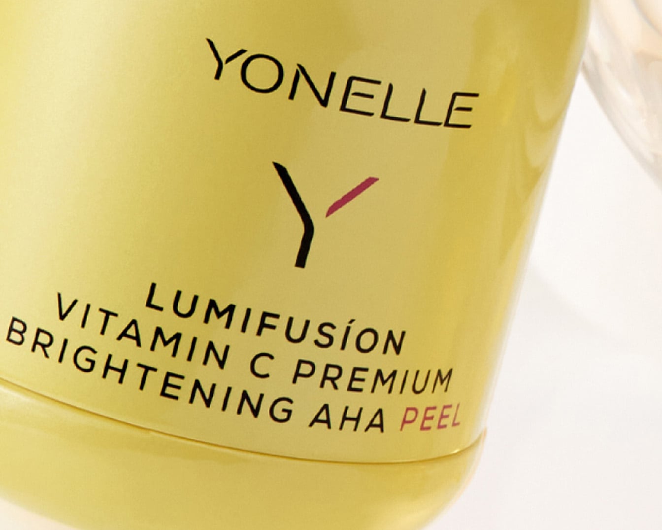 Żółty słoik Yonelle Lumifusion Vitamin C Premium Brightening AHA Peel obiecuje rozjaśnienie i odnowę skóry.