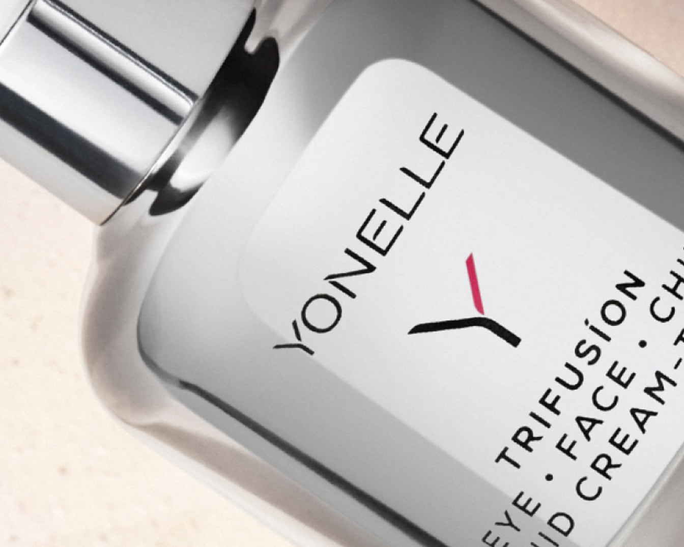 Zbliżenie na butelkę YONELLE TRIFUSION Eye, Face, and Chest Liquid Cream z srebrną nakrętką i białym opakowaniem.
