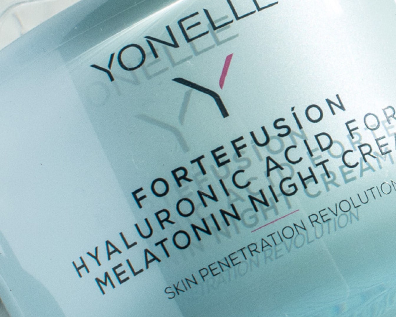 Błękitny słoik kremu na noc Yonelle ForteFusion z kwasem hialuronowym i melatoniną, obiecujący rewolucję w penetracji skóry.