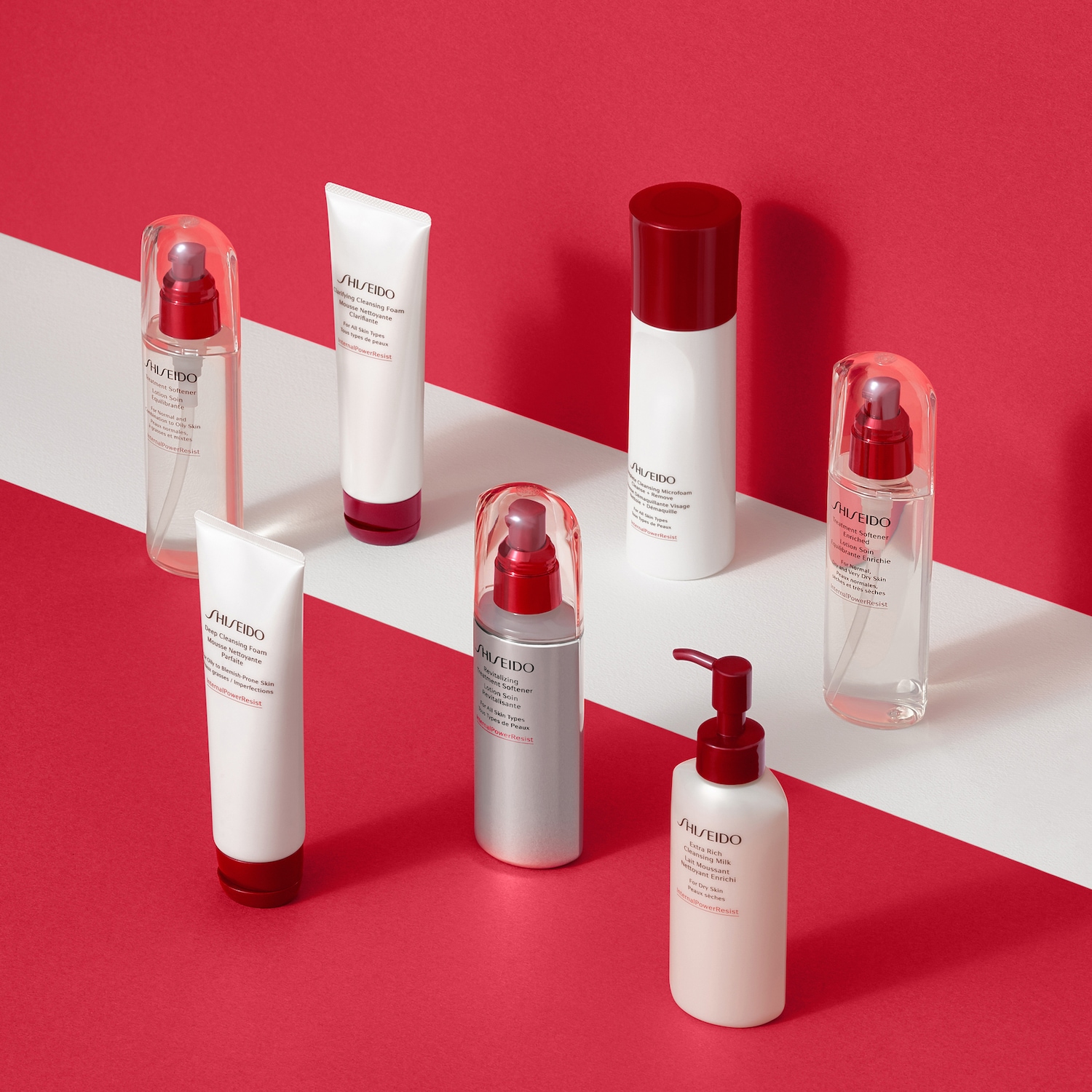 Een verzameling Shiseido huidverzorgingsproducten, waaronder reinigingsschuim, lotions en reinigingsmelk, gepresenteerd op een rode en witte achtergrond.