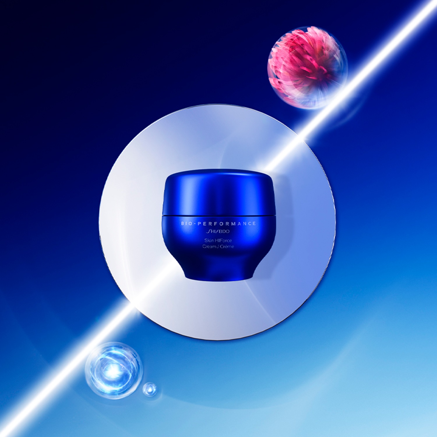 Blauwe Shiseido Bio-Performance Skin HiForce crème pot op een zilveren schijf tegen een blauwe achtergrond met lichteffecten.
