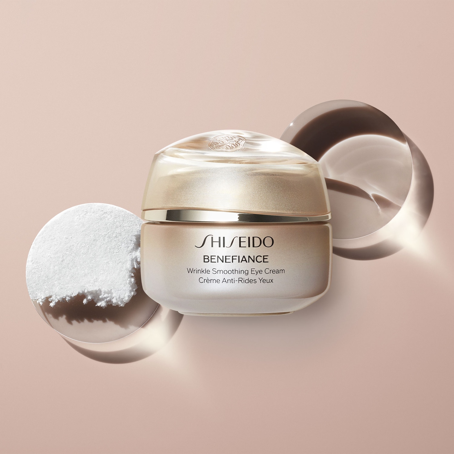 De Shiseido Benefiance Wrinkle Smoothing Eye Cream in een goudkleurige verpakking belooft een gladde en stralende huid rondom de ogen.