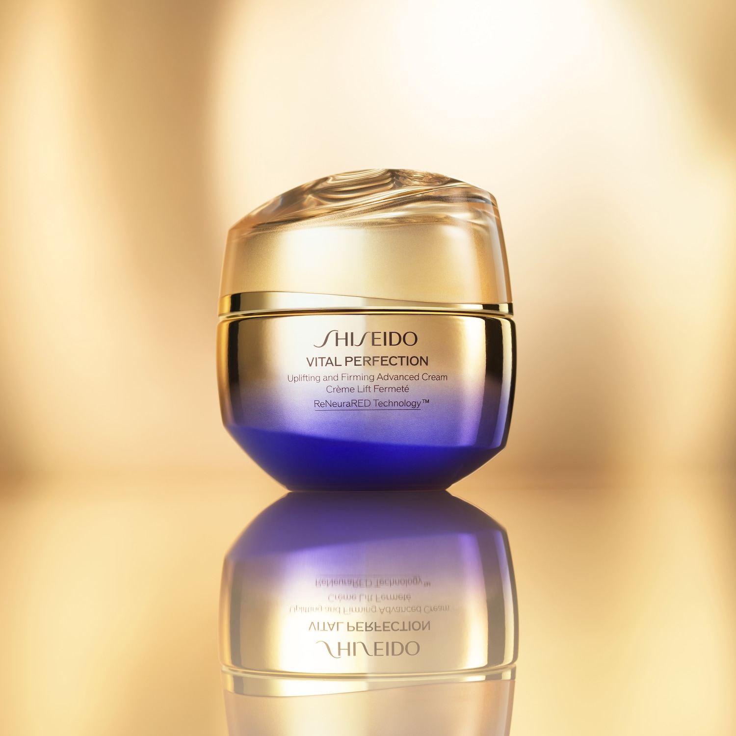 De Shiseido Vital Perfection crème lift fermeté in een goudkleurige verpakking met blauwe accenten, belooft een liftend en verstevigend effect dankzij de ReNeuraRED Technology.