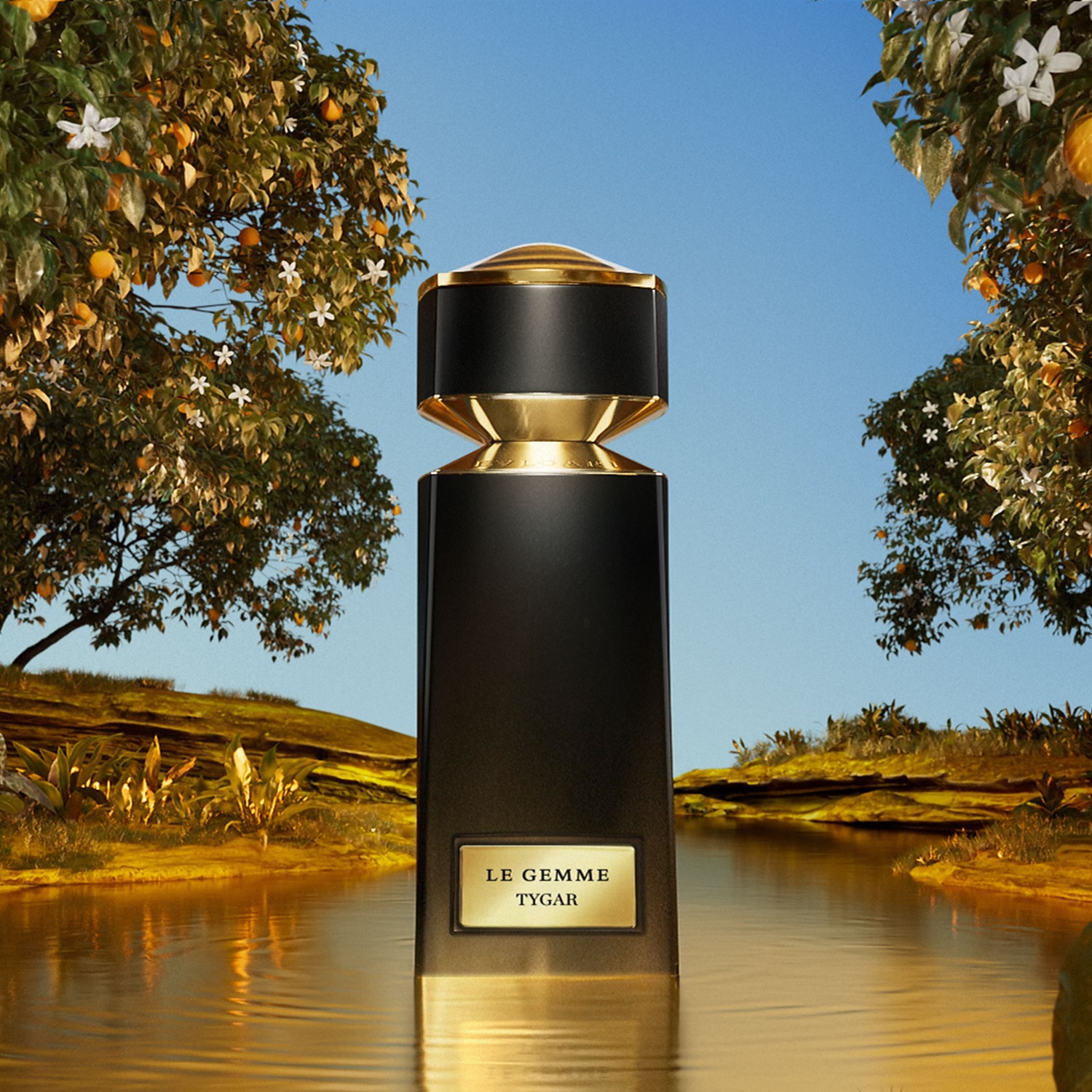 Eine Flasche Le Gemme Tygar Duft, die sich durch ihr elegantes, schwarzes und goldenes Design auszeichnet, steht vor einer malerischen Landschaft mit Orangenbäumen und einem ruhigen Fluss.