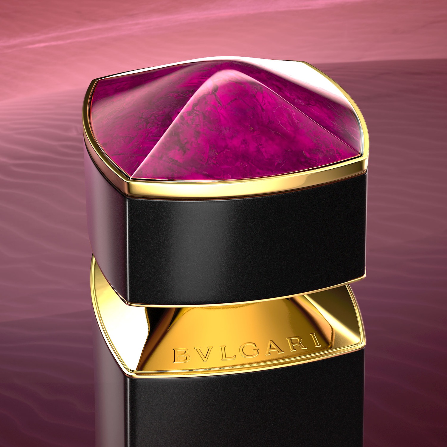 Nahaufnahme des Bvlgari Parfums mit einem luxuriösen, rechteckigen Flakon in Schwarz und Gold, gekrönt von einem auffälligen, pinkfarbenen Edelstein.