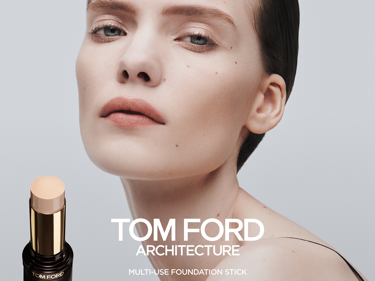 Tom Ford Architecture Multi-Use Foundation Stick v odtieni svetlej béžovej, zobrazený v elegantnom čiernom a zlatom obale, je ideálny pre bezchybnú pleť.