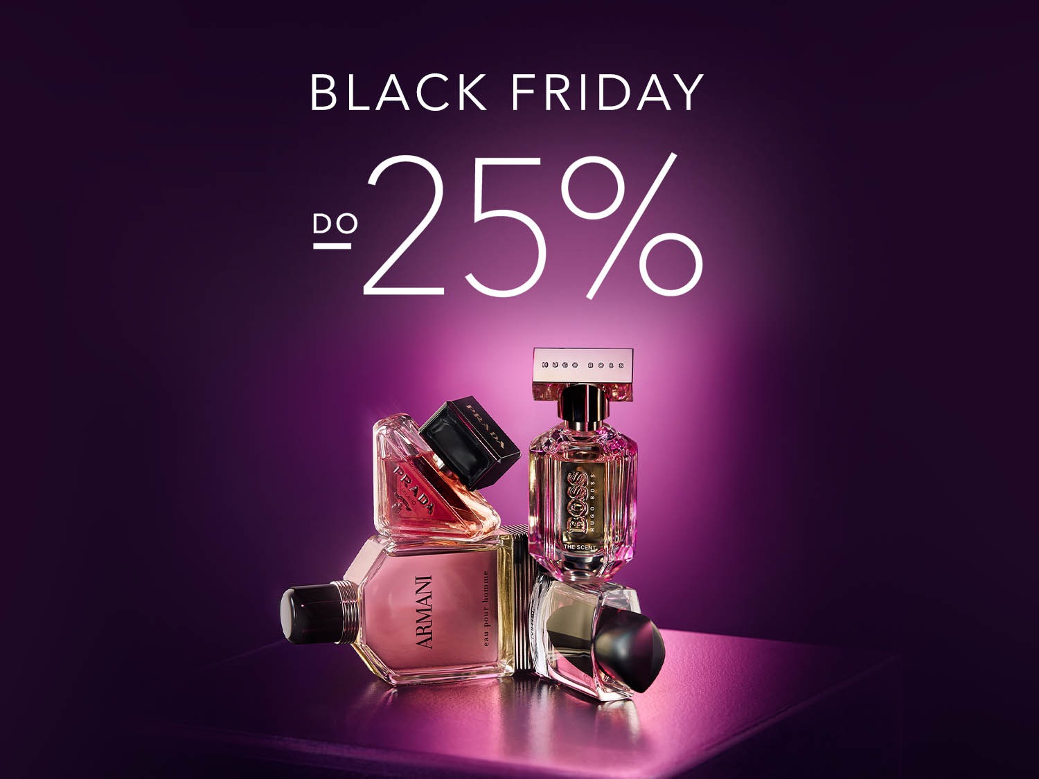 Fioletowe tło z napisem Black Friday i rabatem -25% na perfumy marek Armani, Prada i Hugo Boss.