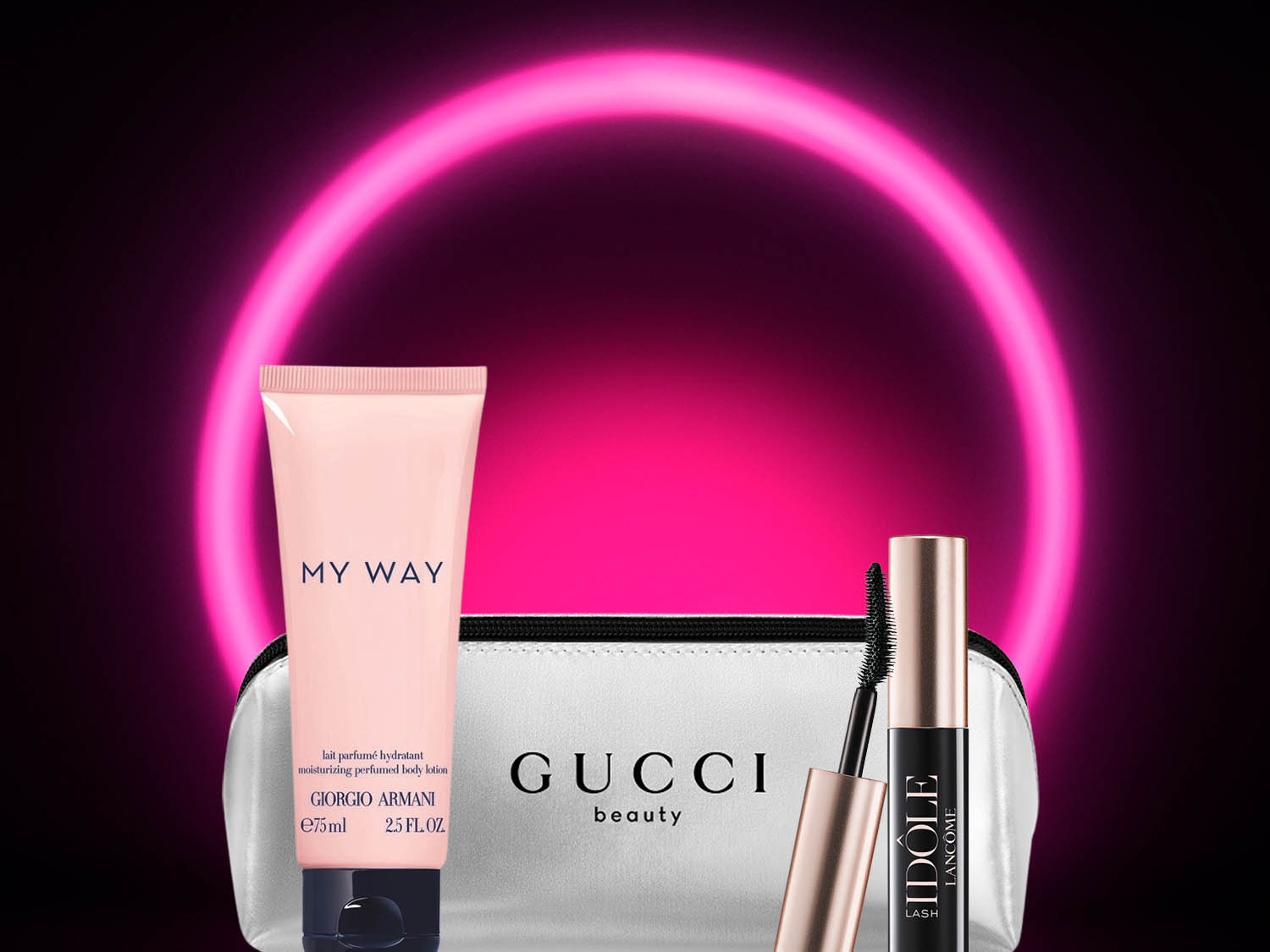 Zestaw kosmetyków z różowym balsamem do ciała Giorgio Armani My Way, tuszem do rzęs Lancôme Idôle i kosmetyczką Gucci Beauty na tle neonowego okręgu.