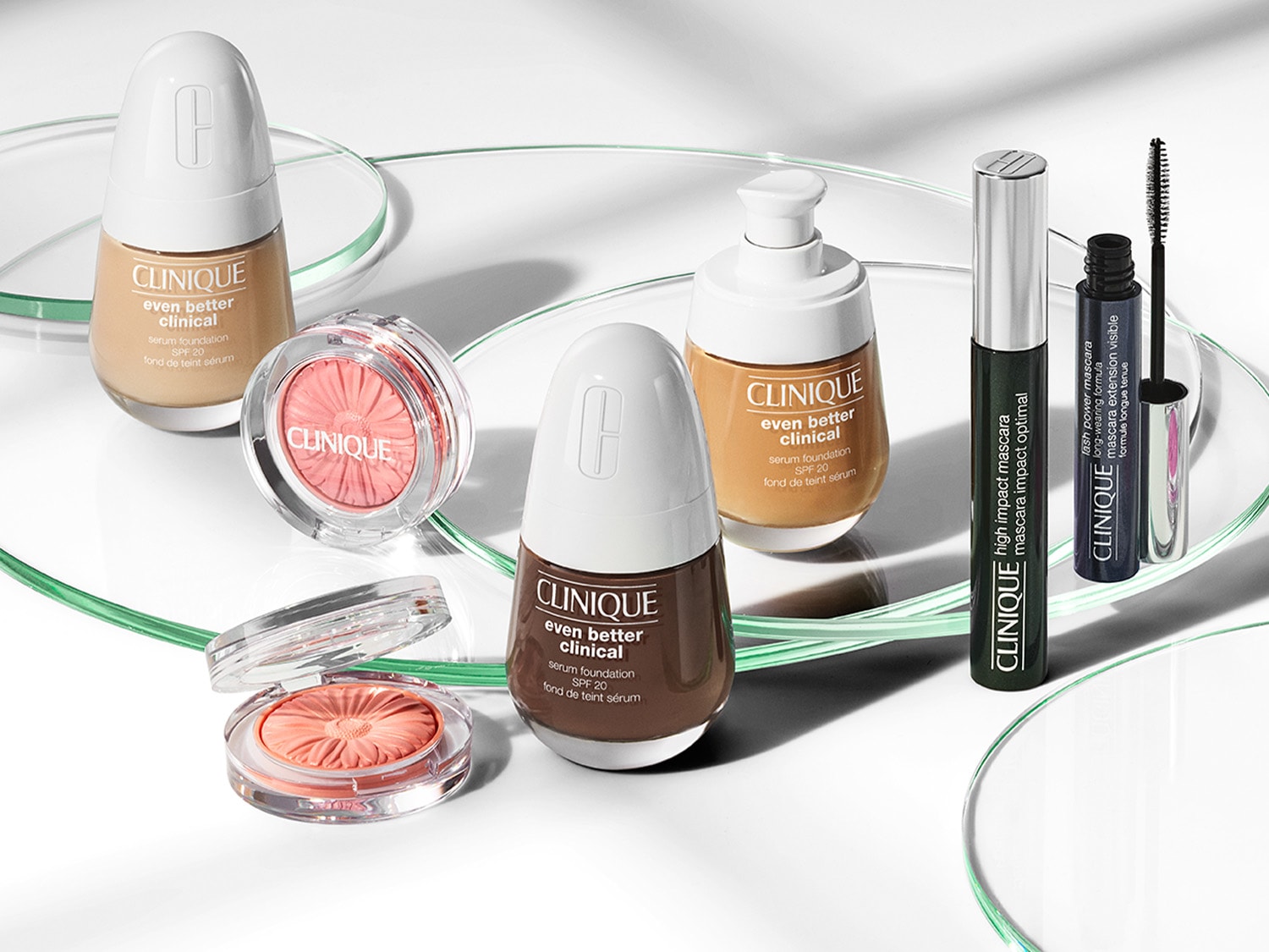 Clinique Even Better Clinical Serum Foundation SPF 20 in verschiedenen Farbtönen und zwei Mascaras für einen optimalen Augenaufschlag.