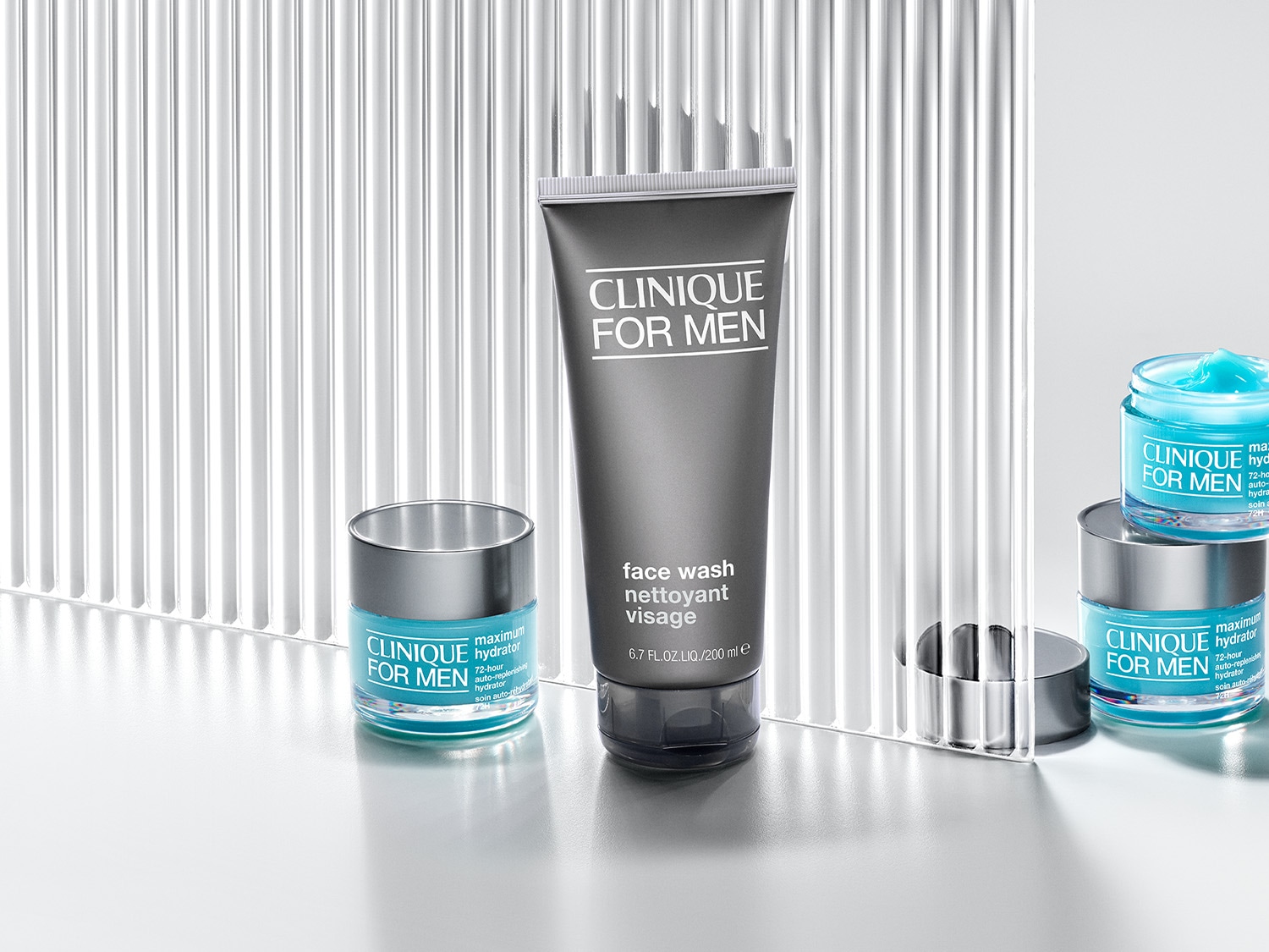 Clinique For Men: Gesichtswäsche in grauer Tube, daneben Tiegel mit blauem, feuchtigkeitsspendendem Gel für 72 Stunden Hydratation.