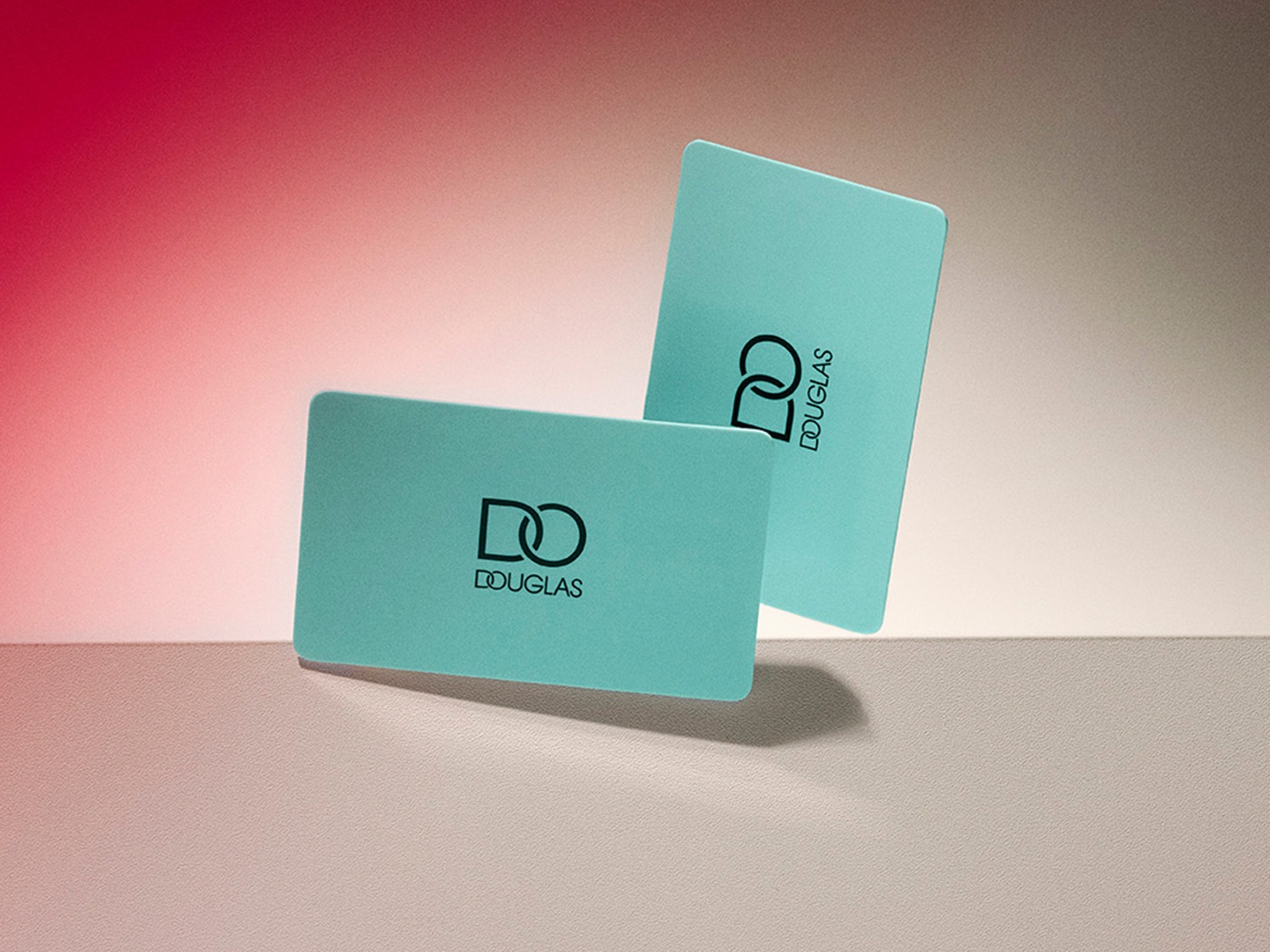 Dvě světle modré dárkové karty Douglas s logem Douglas v černé barvě, ideální dárek pro každou příležitost.