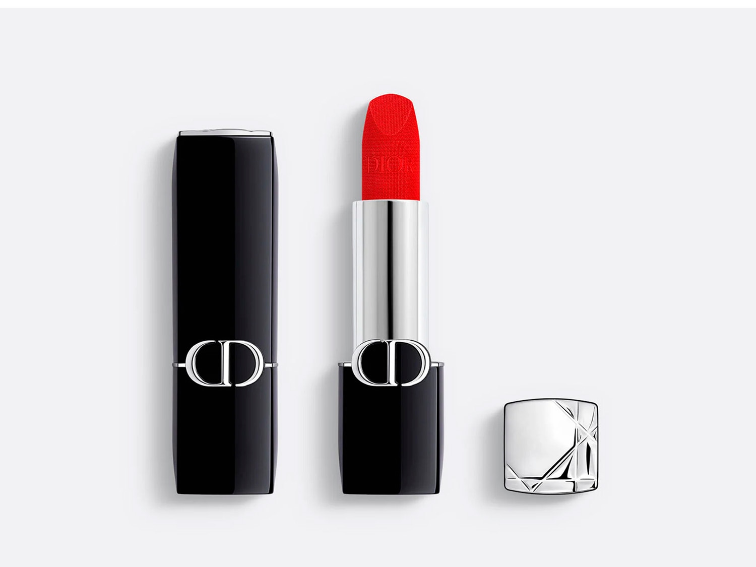Aquí se muestra un lápiz labial rojo Dior con un elegante envase negro y plateado, listo para añadir un toque de color a tu look.