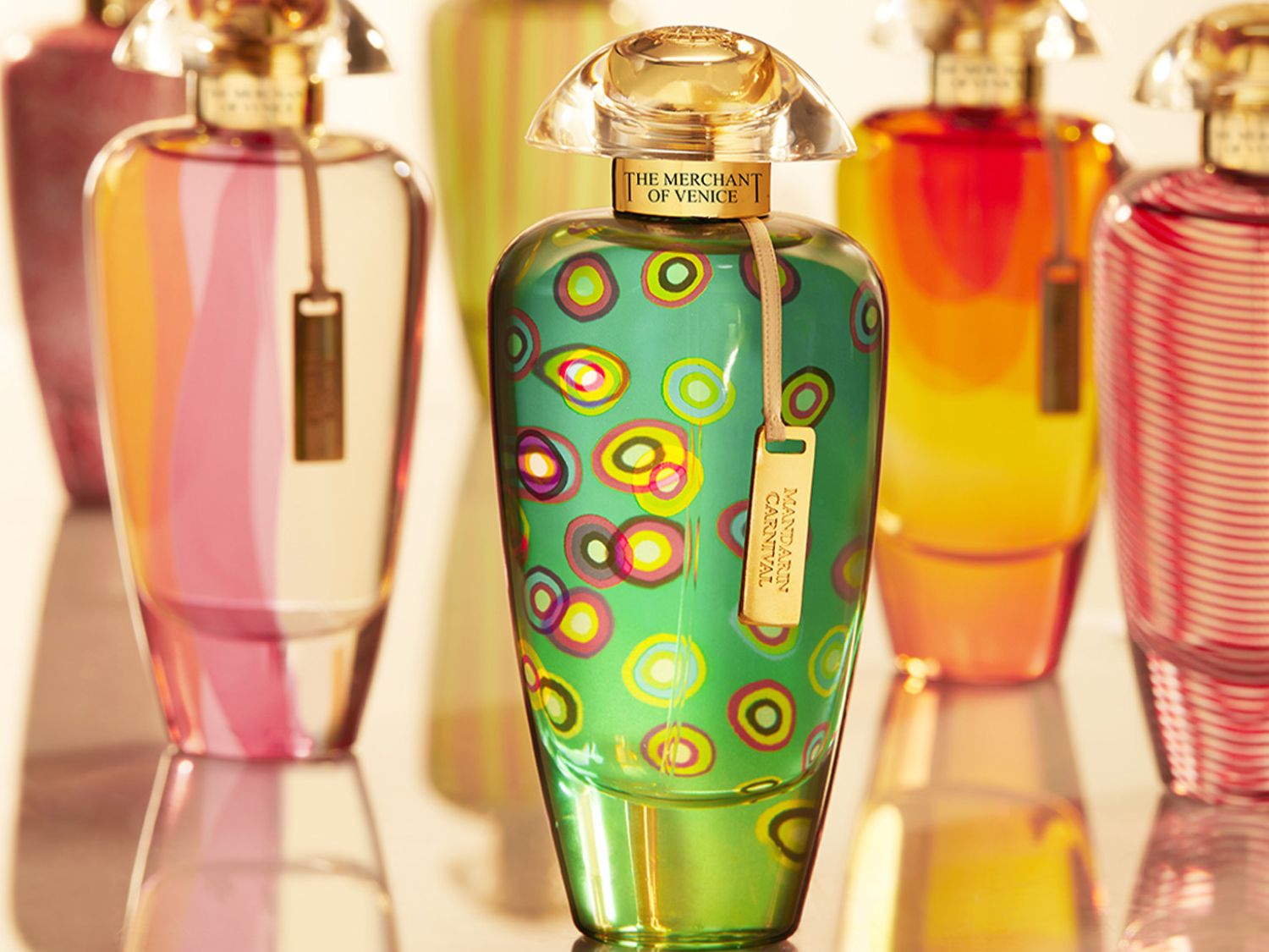 Představujeme Merchant of Venice Mandarin Carnival, parfém v zeleném flakonu s barevnými kruhy a zlatým víčkem.