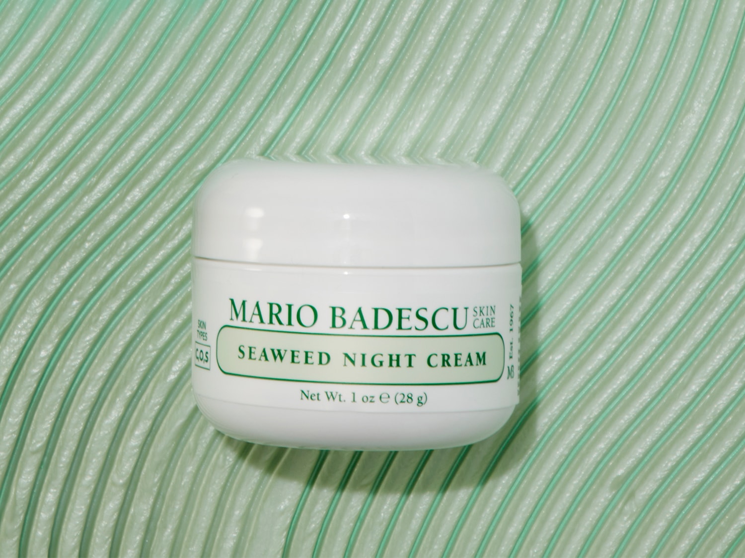 De Mario Badescu Seaweed Night Cream in een witte pot belooft een voedende nachtelijke verzorging voor alle huidtypes, met een netto gewicht van 28 gram.