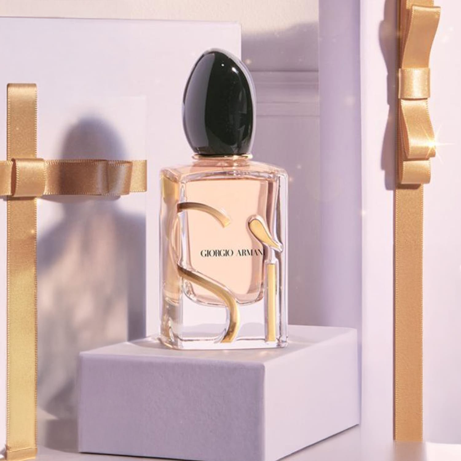 Elegancki flakon perfum Giorgio Armani o pojemności 50 ml z zieloną nakrętką, ozdobiony złotymi wstążkami, idealny na prezent.