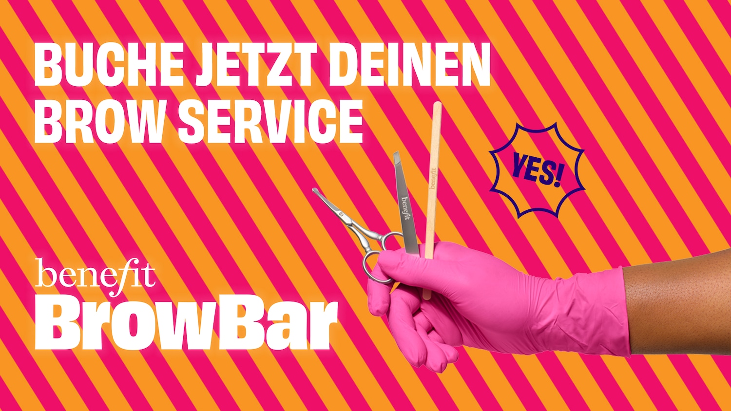 Auf einem Hintergrund aus pinkfarbenen und orangefarbenen Streifen steht in Weiß "Buche jetzt deinen Brow Service" und "Benefit BrowBar", eine Hand mit pinkfarbenen Handschuhen hält eine Pinzette und einen Holzstab.