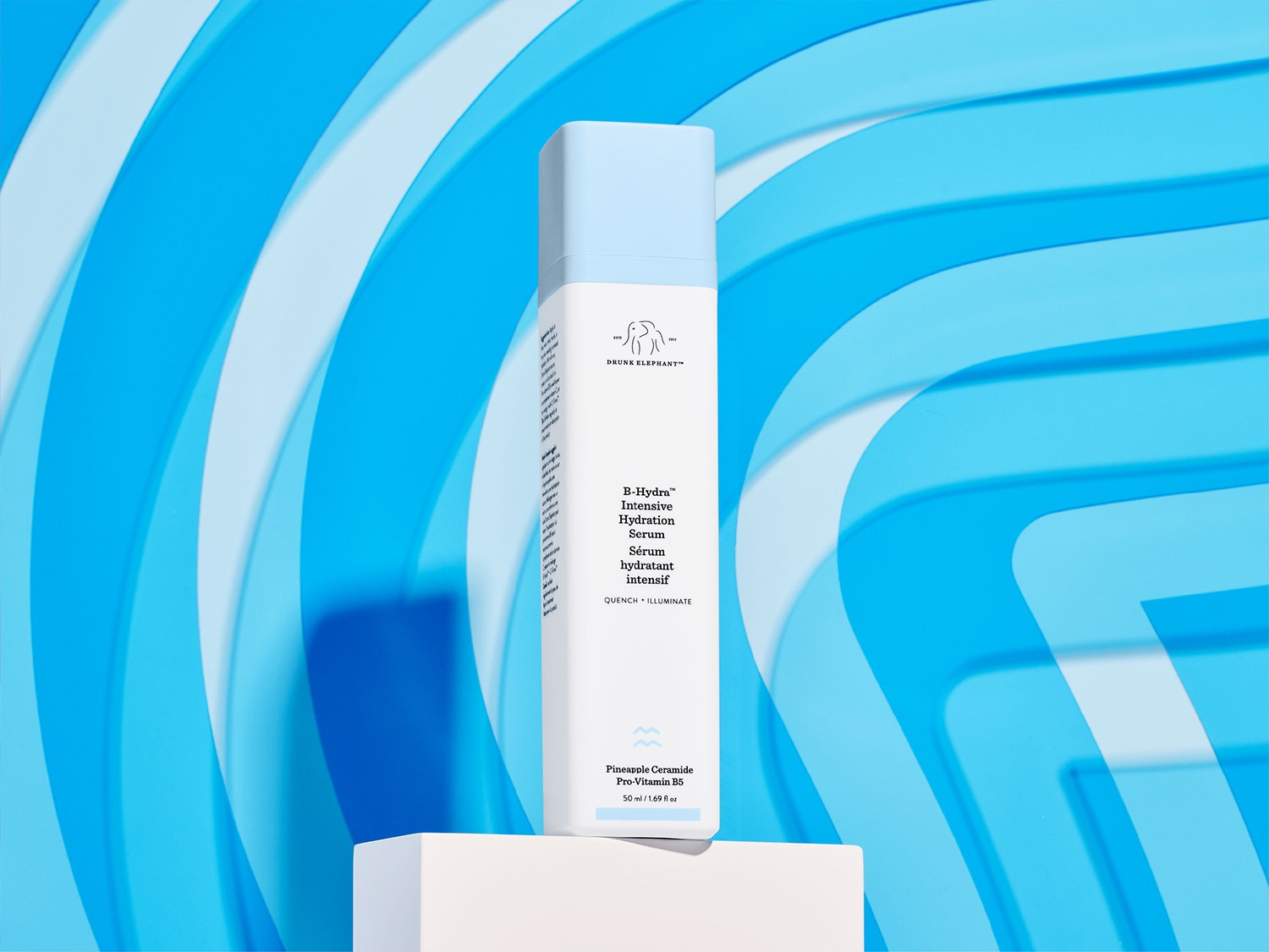 B-Hydra Intensiv feuchtigkeitsspendendes Serum von DRUNK ELEPHANT in einer weißen und hellblauen Verpackung, das die Haut mit Ananas-Ceramid und Pro-Vitamin B5 mit Feuchtigkeit versorgt und zum Strahlen bringt.