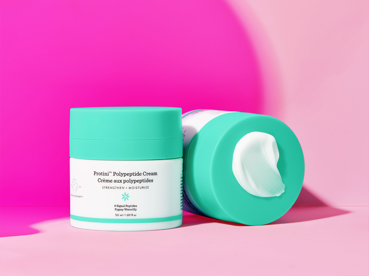 Die Protini™ Polypeptide Cream in einer weißen Dose mit türkisfarbenem Deckel stärkt und spendet Feuchtigkeit mit 9 Signalpeptiden und Zwergseerose.