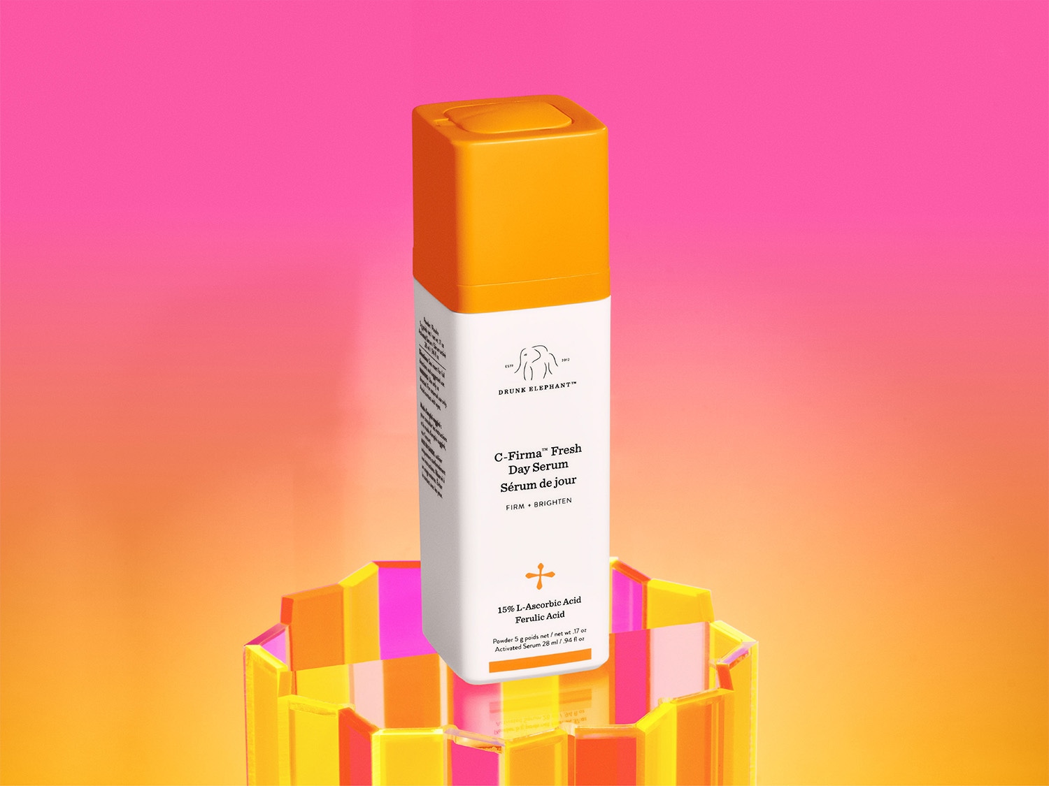Das Drunk Elephant C-Firma™ Fresh Day Serum in einer weißen Flasche mit orangefarbenem Deckel, das mit 15 % L-Ascorbinsäure und Ferulasäure formuliert ist, um die Haut zu straffen und aufzuhellen.