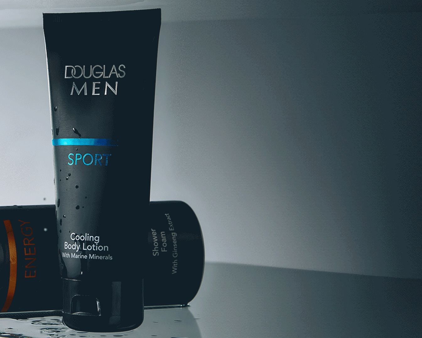 Juodas Douglas Men Sport kūno losjonas su jūros mineralais ir dušo putos su ženšeniu ekstraktu suteikia gaivumo pojūtį.