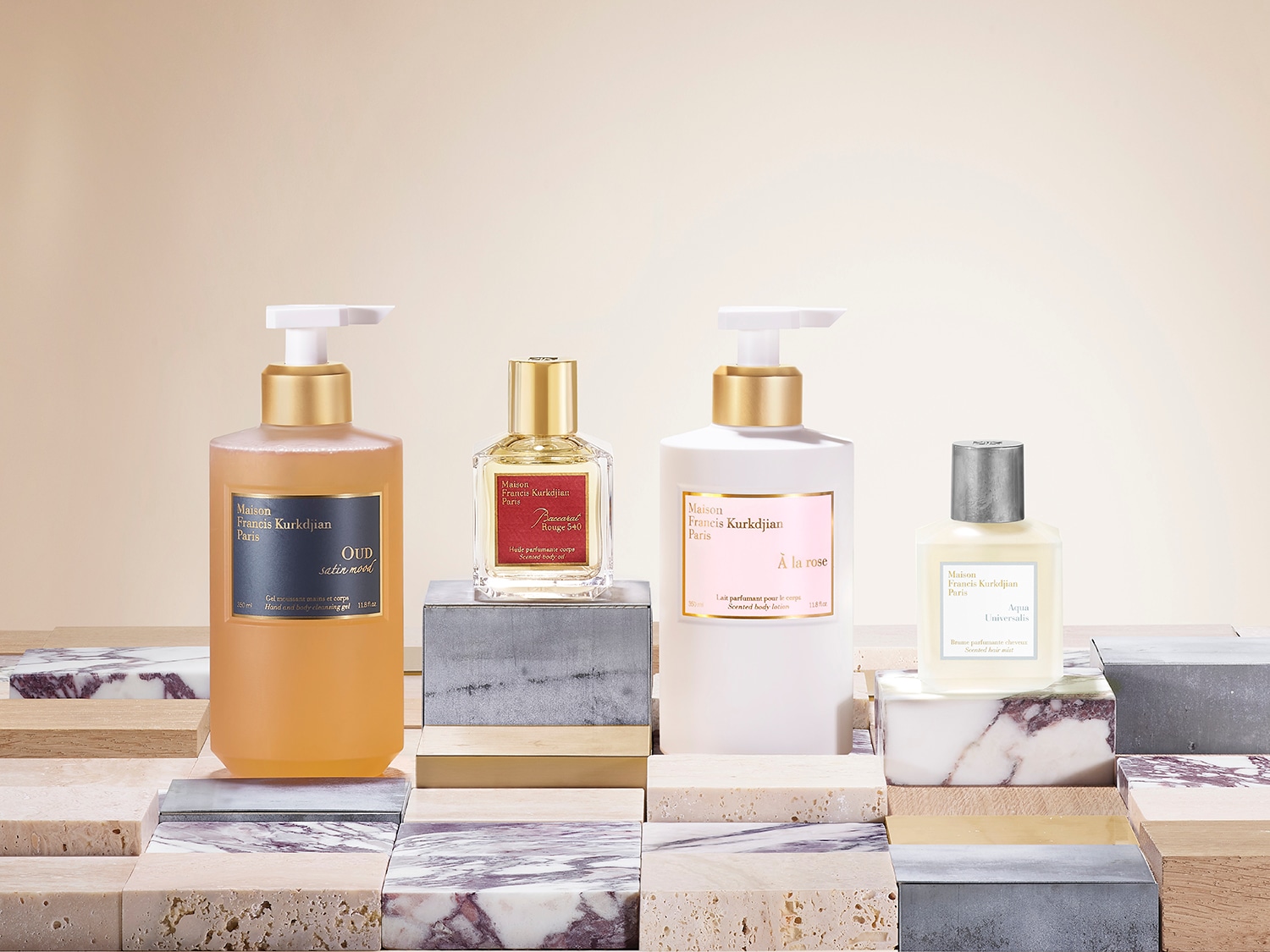 Eine Auswahl an Maison Francis Kurkdjian Paris Produkten, darunter Oud Satin Mood Hand- und Körperwaschgel, Baccarat Rouge 540 Körperöl, À la rose Körperlotion und Aqua Universalis Haarparfüm.