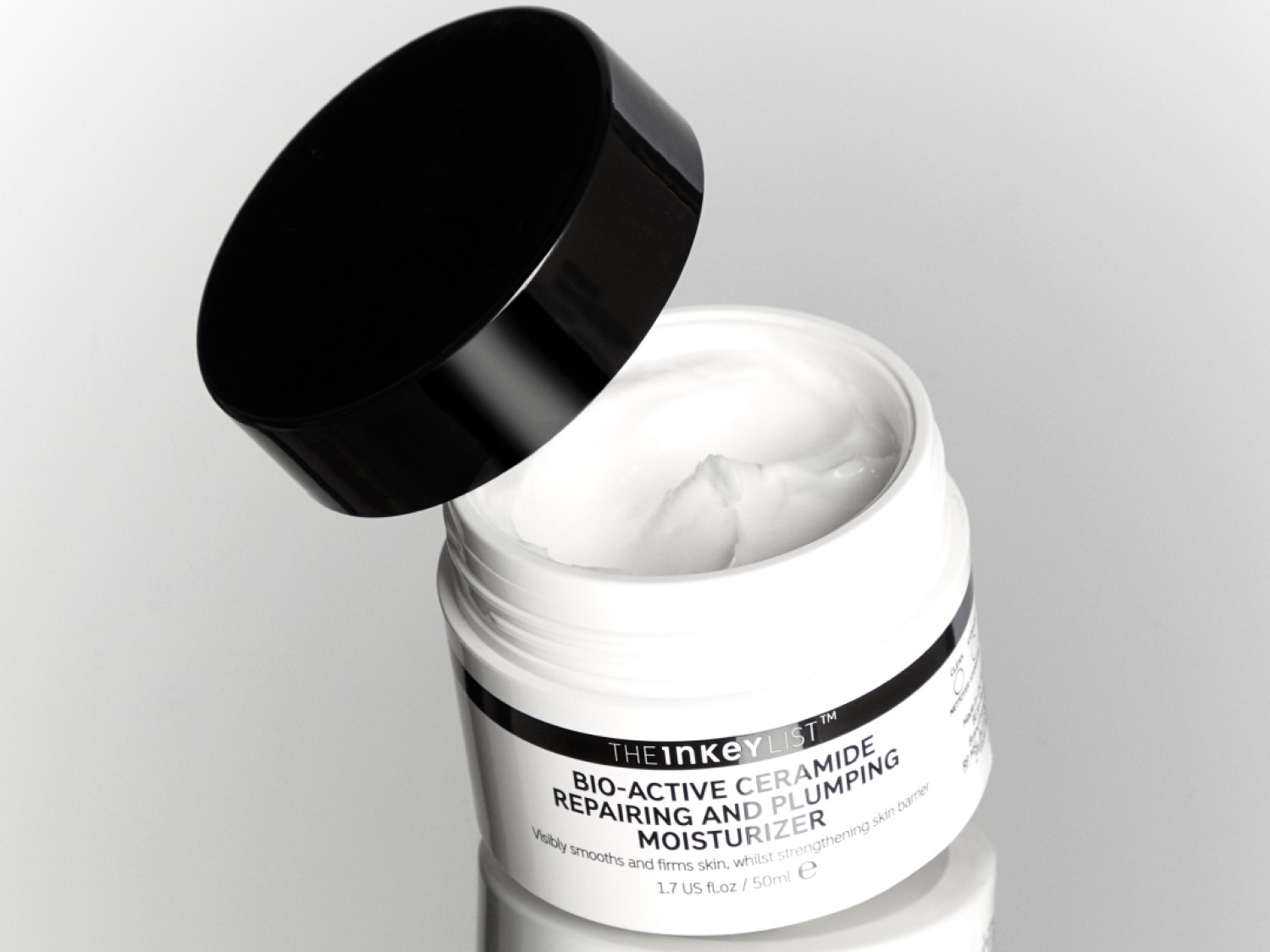 A The Inkey List Bio-Active Ceramide hidratáló krém fehér tégelyben, fekete kupakkal, amely javítja és feltölti a bőrt.