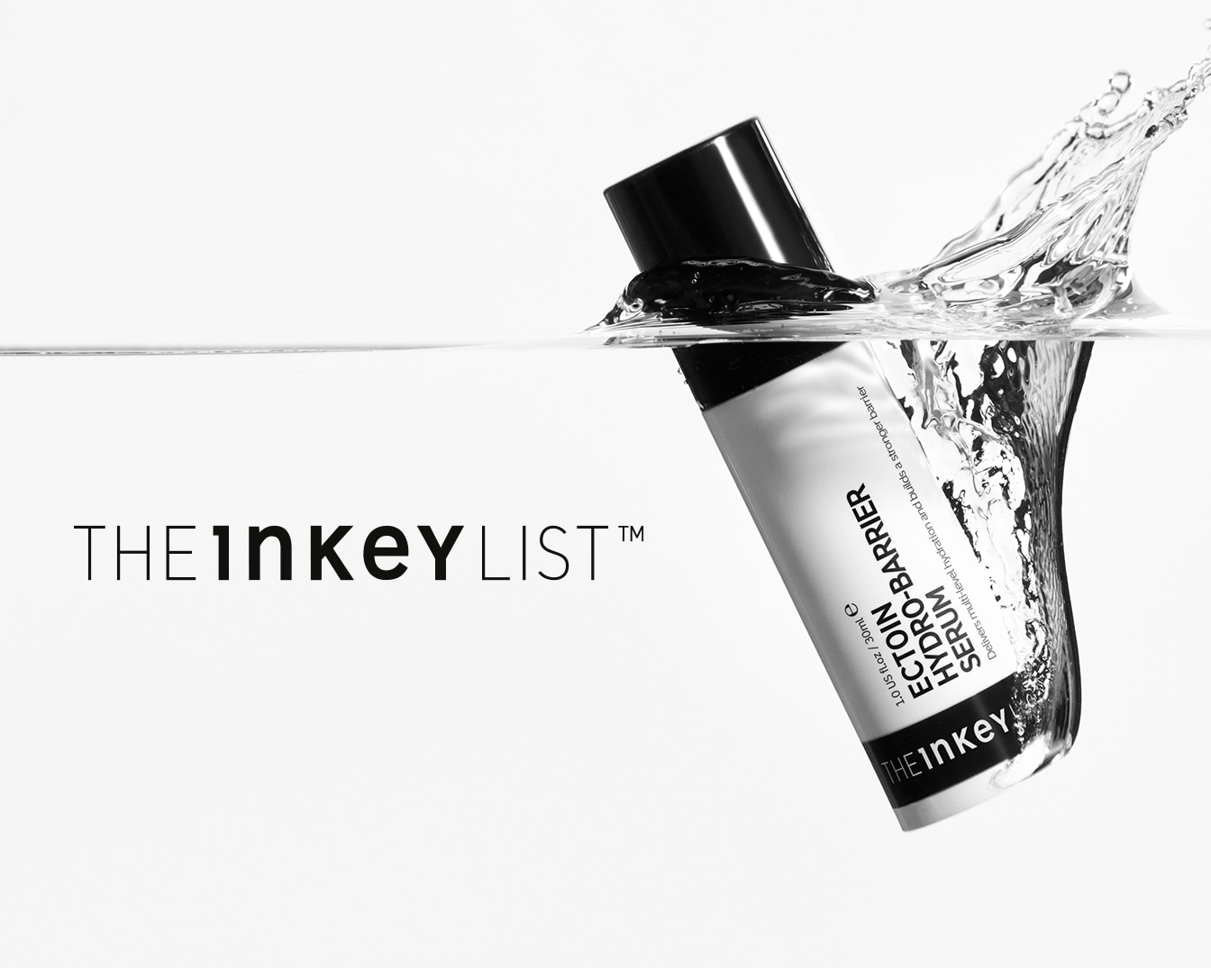 A The INKEY List Ectoin Hydro-Barrier szérum fehér és fekete színű tubusban, vízbe merítve látható, amely többszintű hidratálást biztosít és erősebb védőréteget épít.