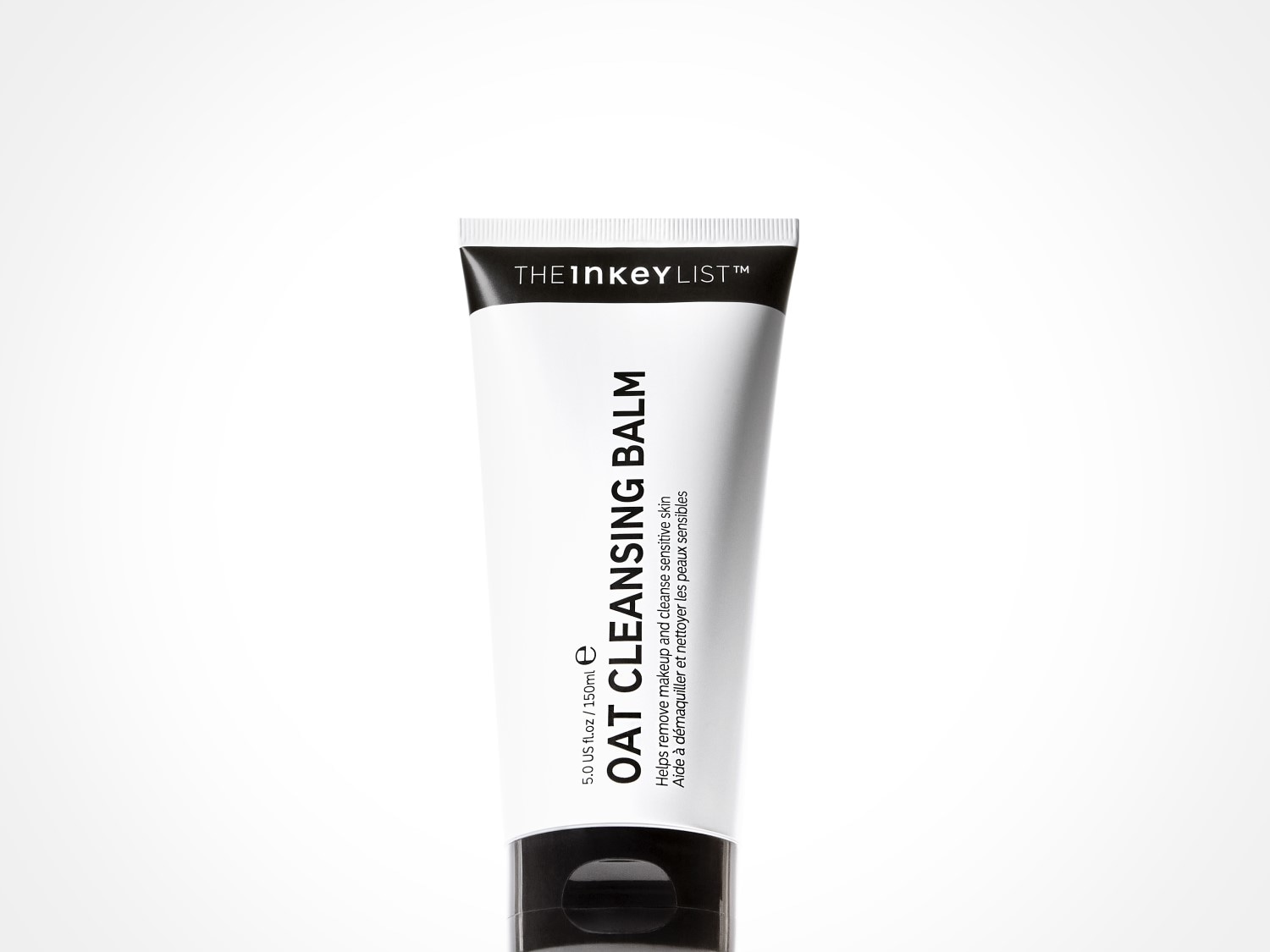 A The Inkey List Oat Cleansing Balm fehér tubusban, fekete kupakkal, amely segít eltávolítani a sminket és tisztítja az érzékeny bőrt.