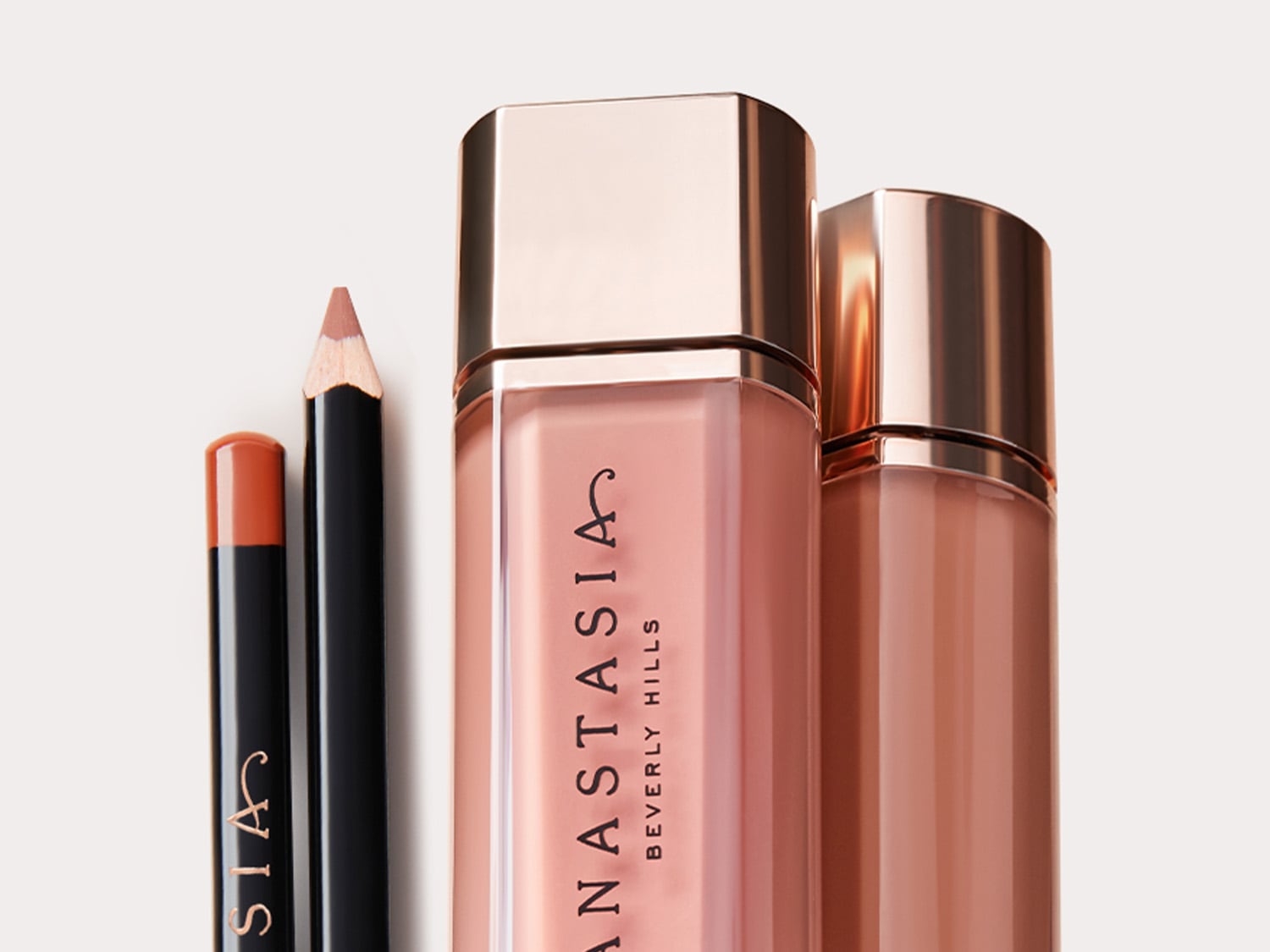 Nahaufnahme von Anastasia Beverly Hills Lippenstiften und Lipliner in verschiedenen Nude-Tönen.