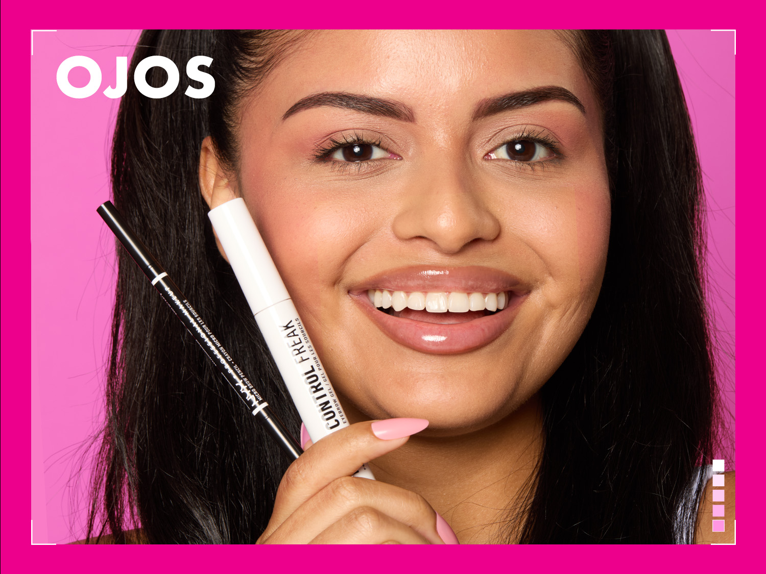 Sonriente modelo morena muestra los productos para cejas de NYX Professional Makeup: el lápiz Micro Brow y el gel para cejas Control Freak, resaltando la belleza de sus ojos.