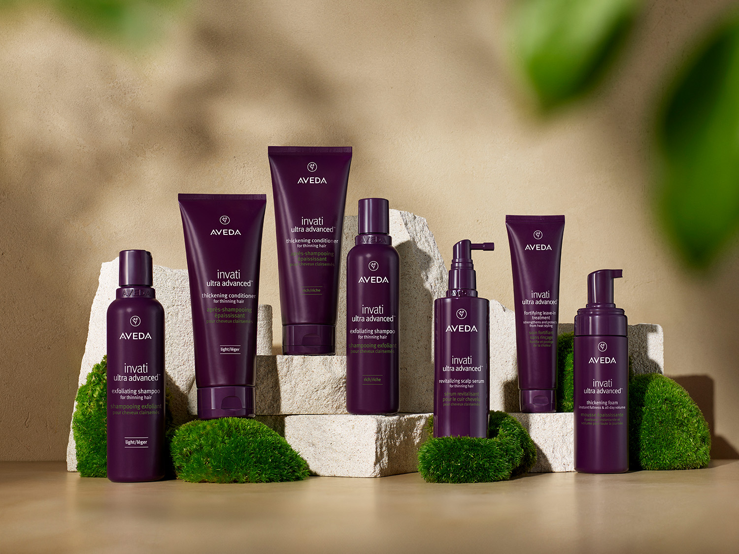 Eine Auswahl an Aveda Invati Ultra Advanced Produkten in lila Verpackungen.