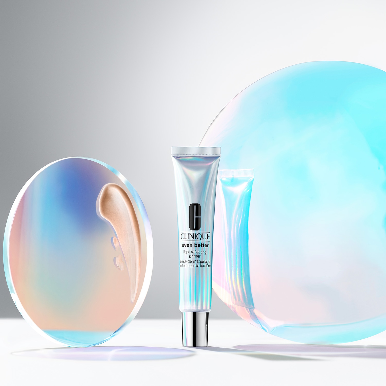 Clinique Even Better Light Reflecting Primer in einer schimmernden Verpackung, die einen Hauch von Eleganz und Leuchtkraft verspricht.