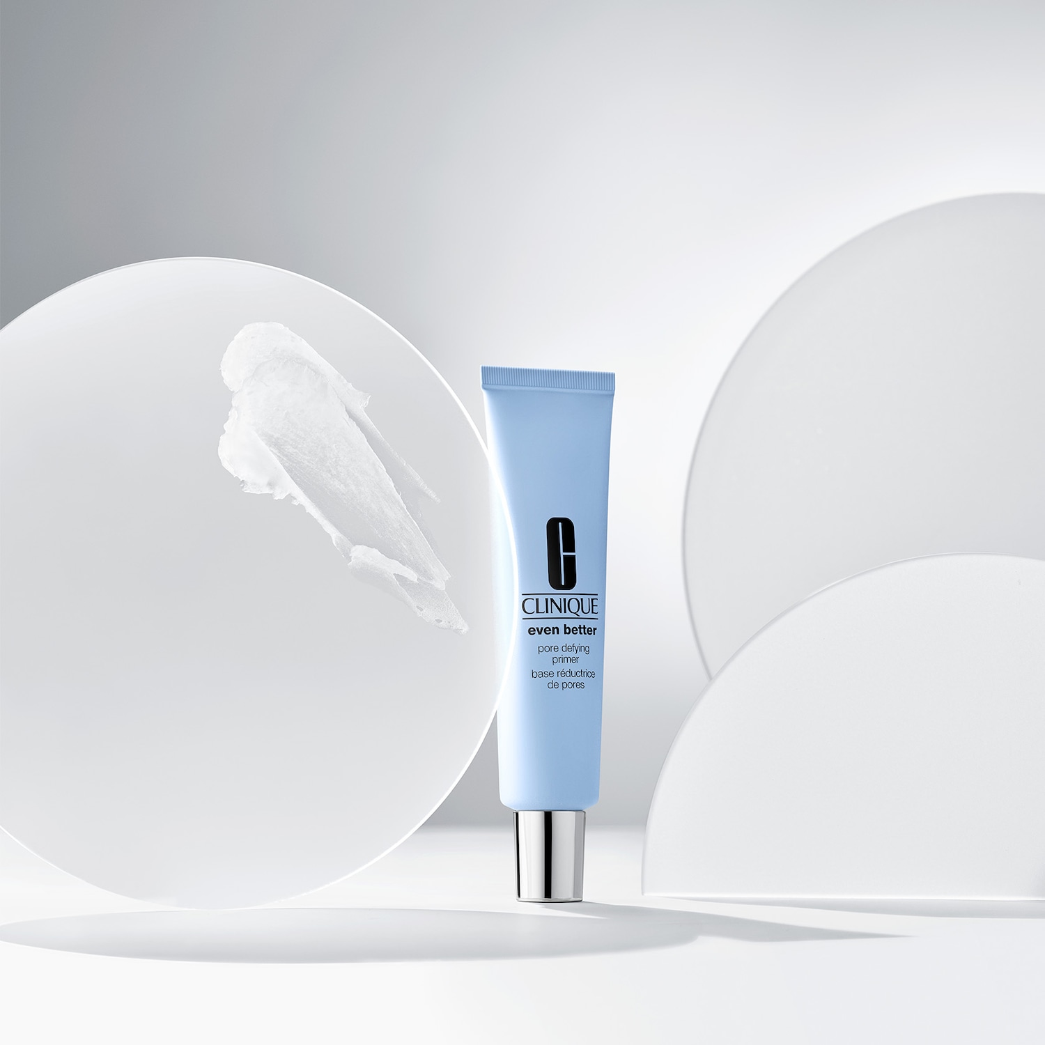 Clinique Even Better Porenverfeinerer-Primer in einer hellblauen Tube mit silbernem Verschluss, daneben ein Klecks der weißen, cremigen Textur.