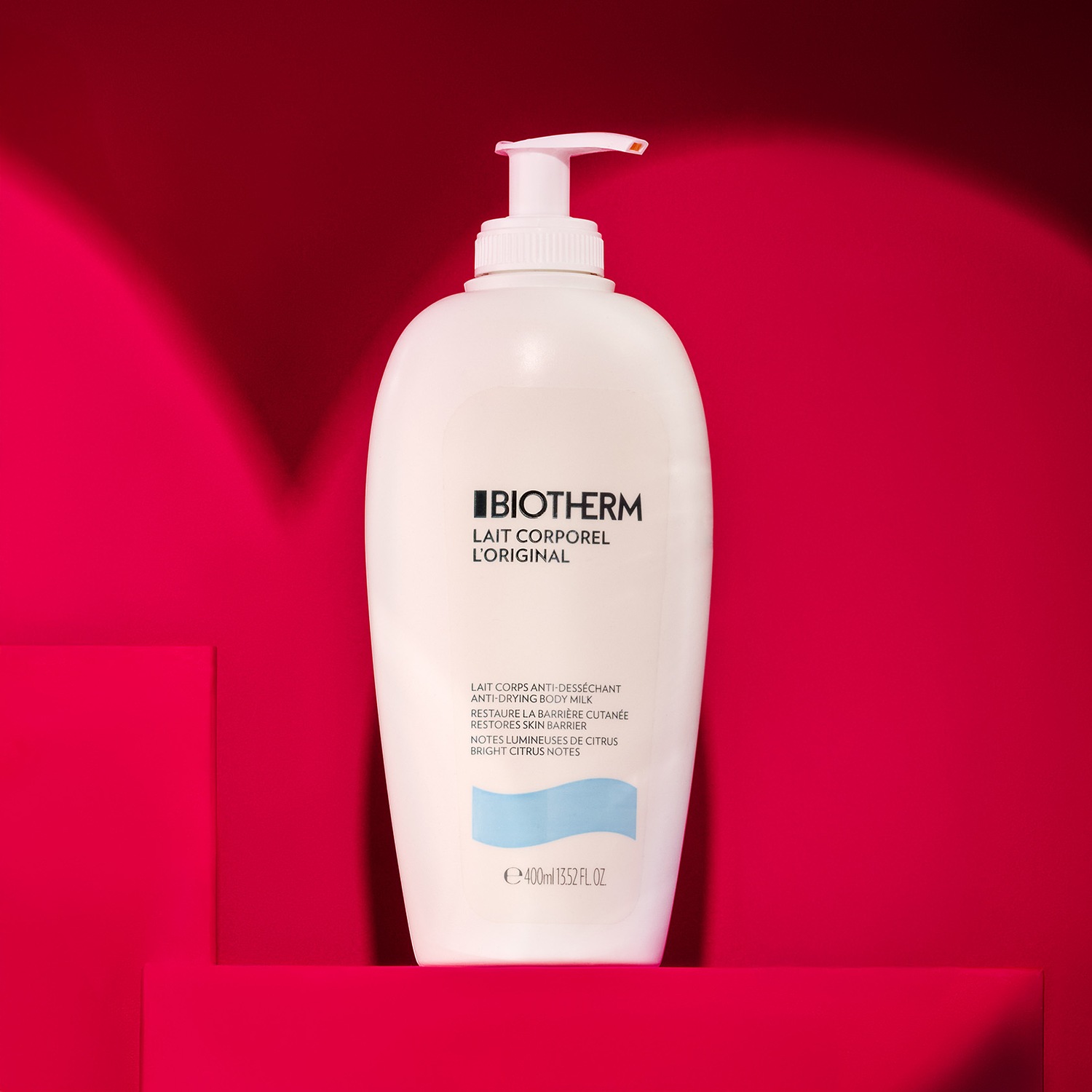 Découvrez le Lait Corporel L'Original de Biotherm, un lait anti-desséchant enrichi en notes lumineuses de citrus pour restaurer la barrière cutanée.