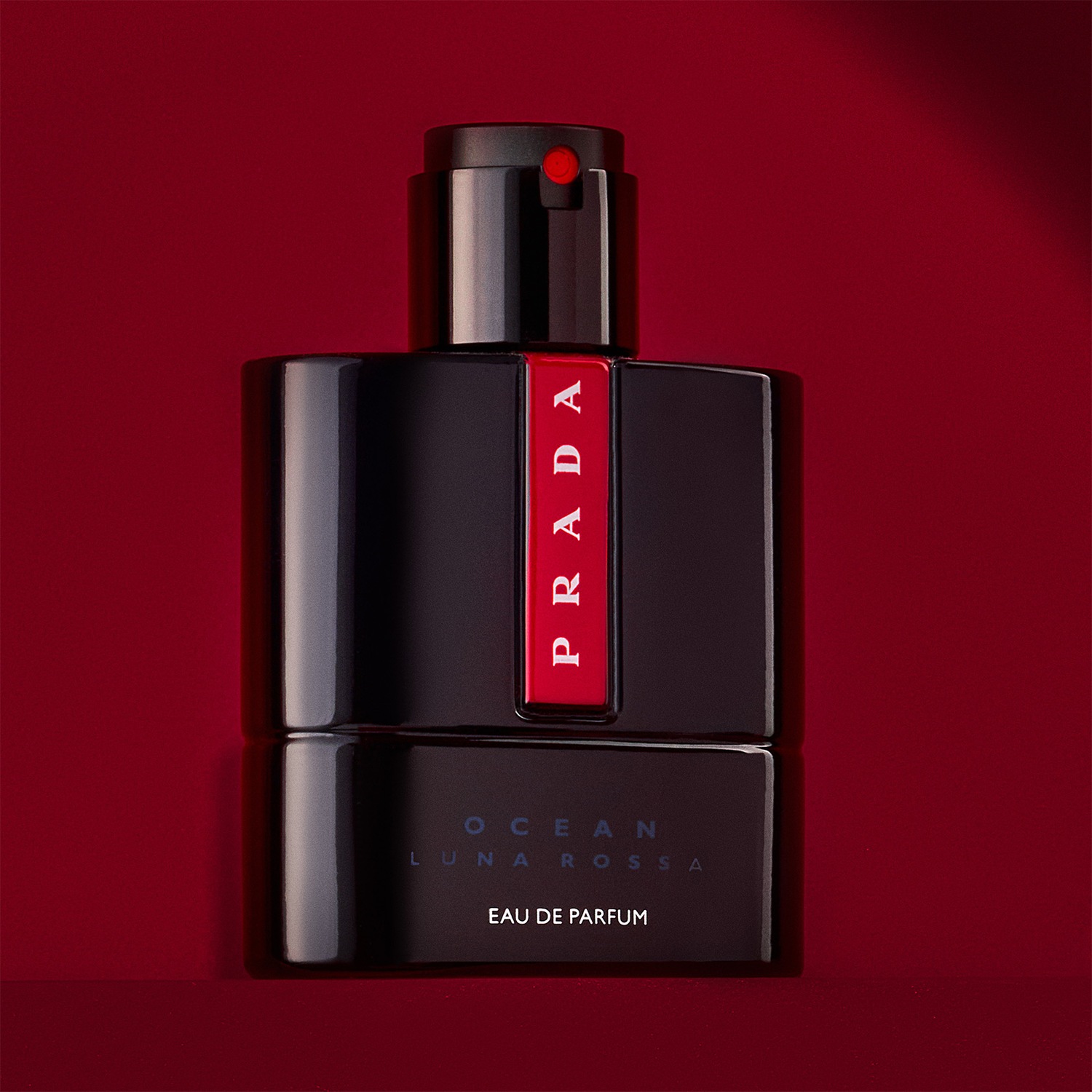 Présentation élégante du parfum Prada Ocean Luna Rossa dans un flacon noir et rouge, évoquant luxe et sophistication.