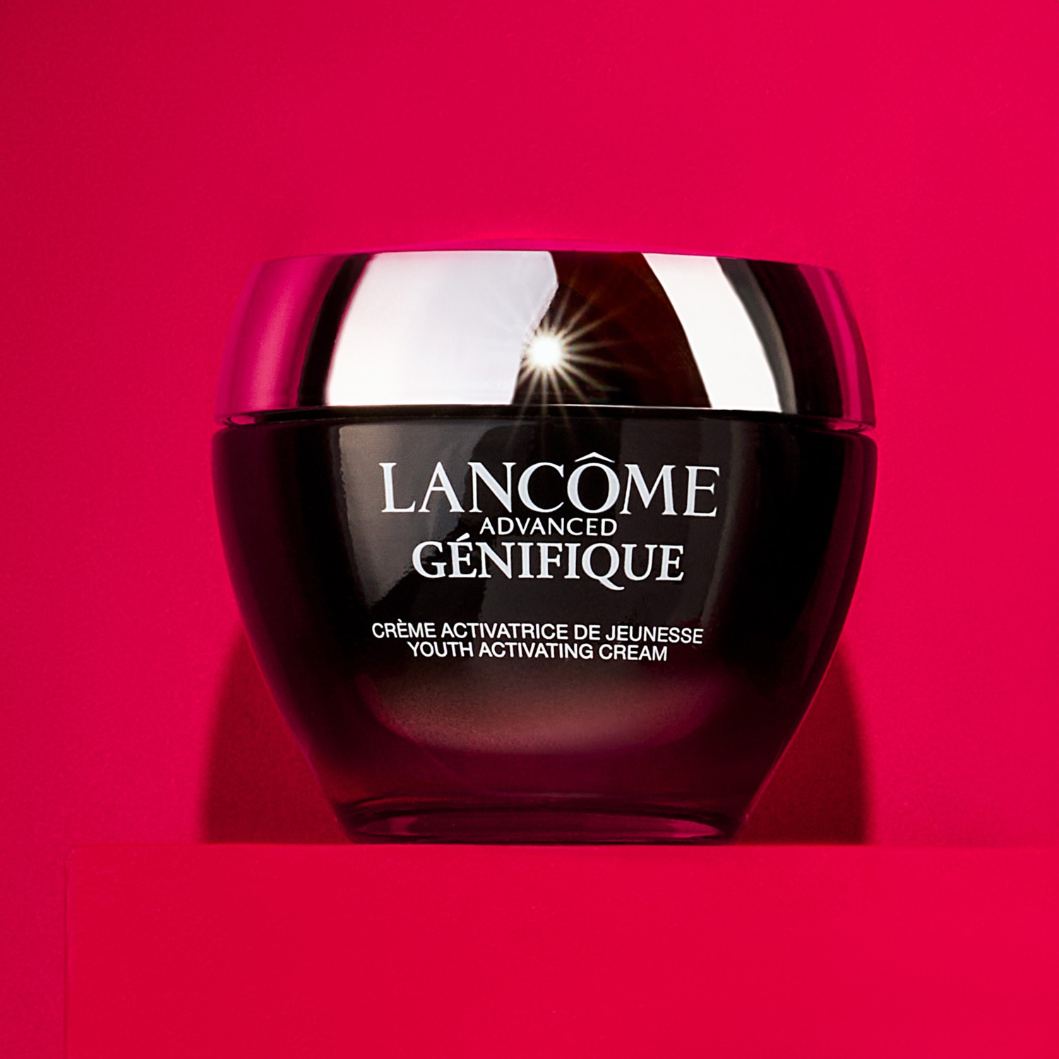 Découvrez le pot noir élégant de Lancôme Advanced Génifique Crème, votre allié pour une peau visiblement plus jeune et éclatante.