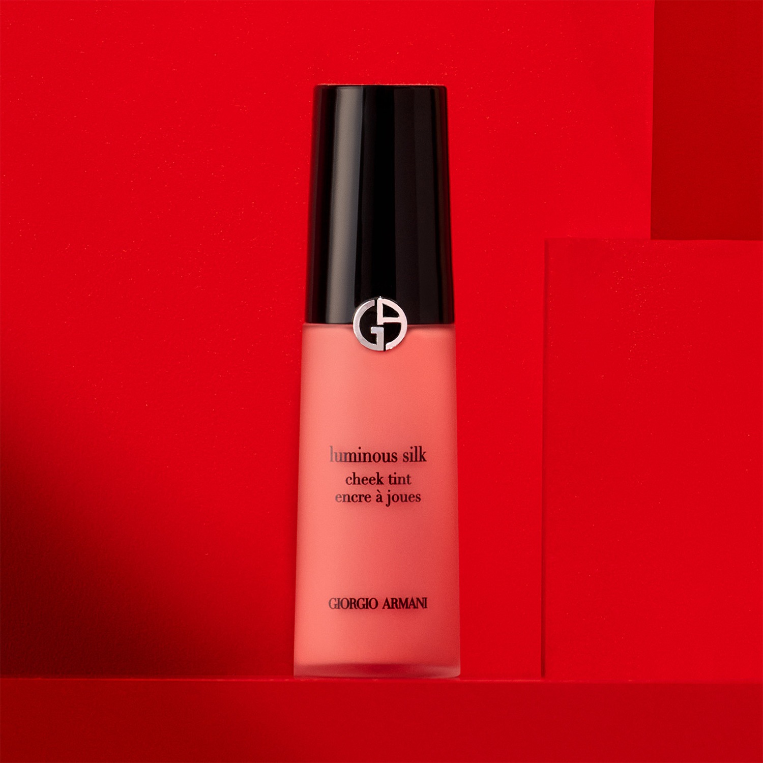 Découvrez le blush Luminous Silk Cheek Tint de Giorgio Armani, un encre à joues pour un éclat naturel et lumineux, présenté dans un élégant flacon pêche avec un bouchon noir.