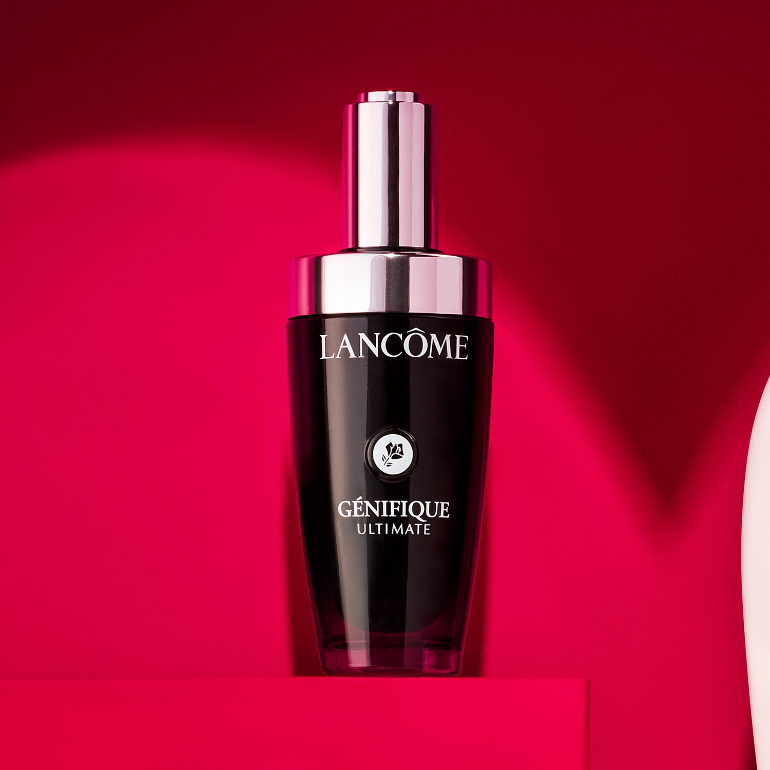 Découvrez le sérum Lancôme Génifique Ultimate dans son élégant flacon noir, promesse d'une peau visiblement plus jeune et éclatante.