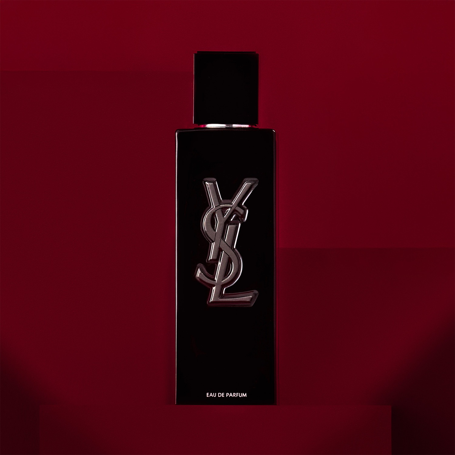 Découvrez le parfum YSL en flacon noir élégant avec le logo argenté, une touche de luxe pour votre quotidien.