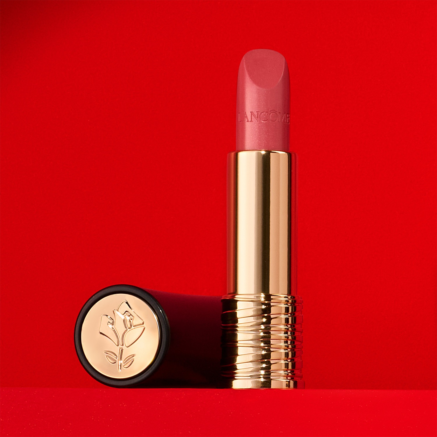 Découvrez le rouge à lèvres Lancôme dans son élégant écrin doré, promesse d'une couleur intense et d'une hydratation parfaite pour des lèvres sublimées.