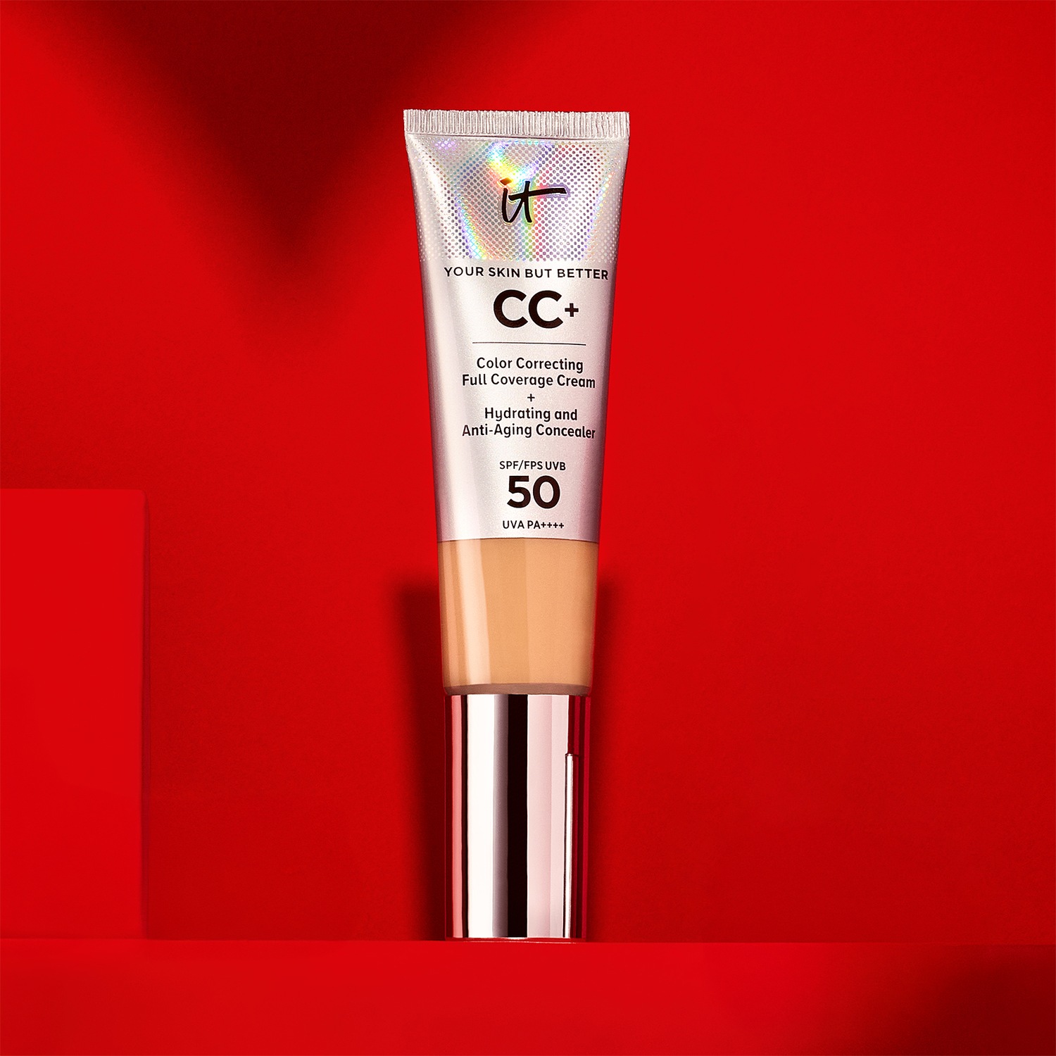 Voici un tube de crème correctrice de couleur IT Cosmetics CC+ avec un FPS de 50, conçu pour hydrater, corriger la couleur et offrir une couvrance complète tout en agissant comme un anti-âge.