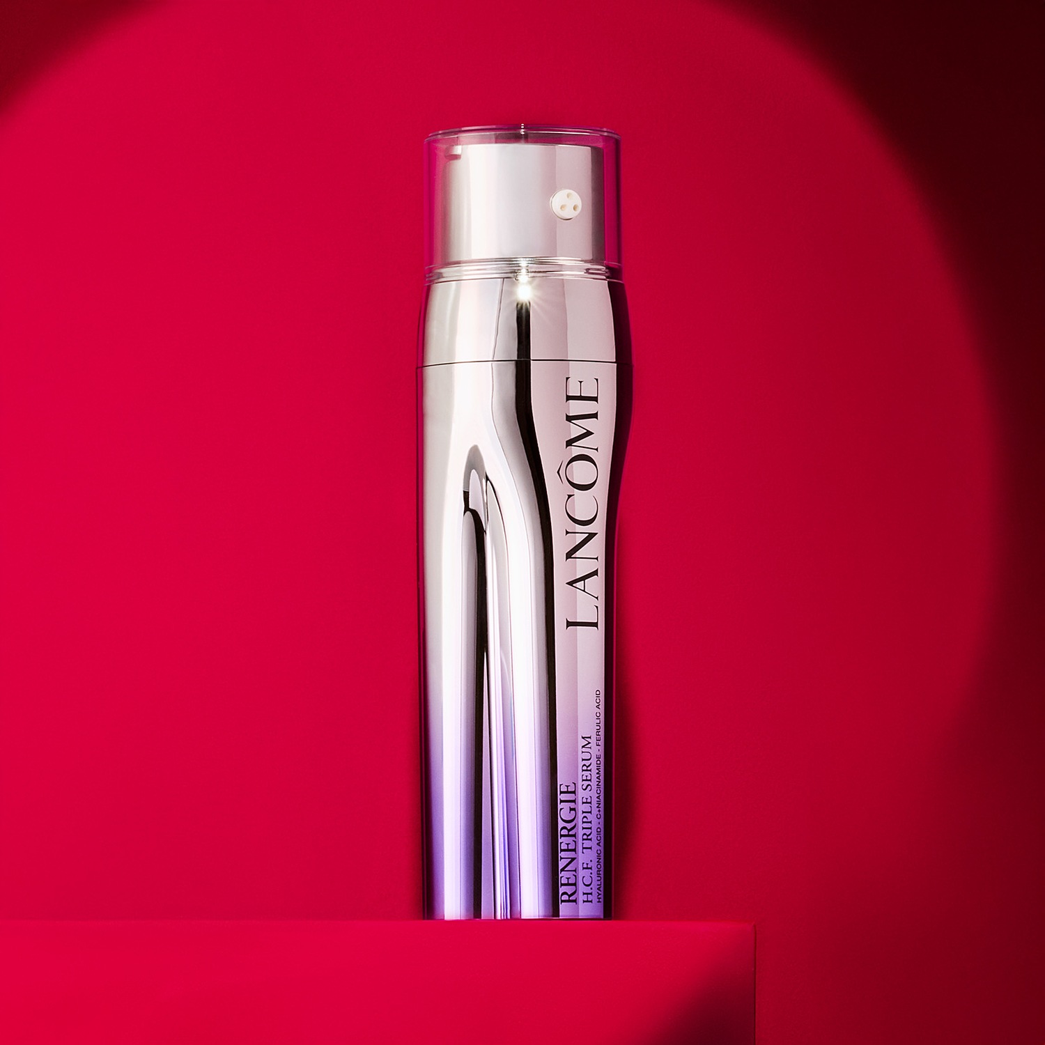 Découvrez le sérum triple H.C.F. de Lancôme, un soin luxueux dans un flacon argenté élégant, conçu pour revitaliser et illuminer votre peau.