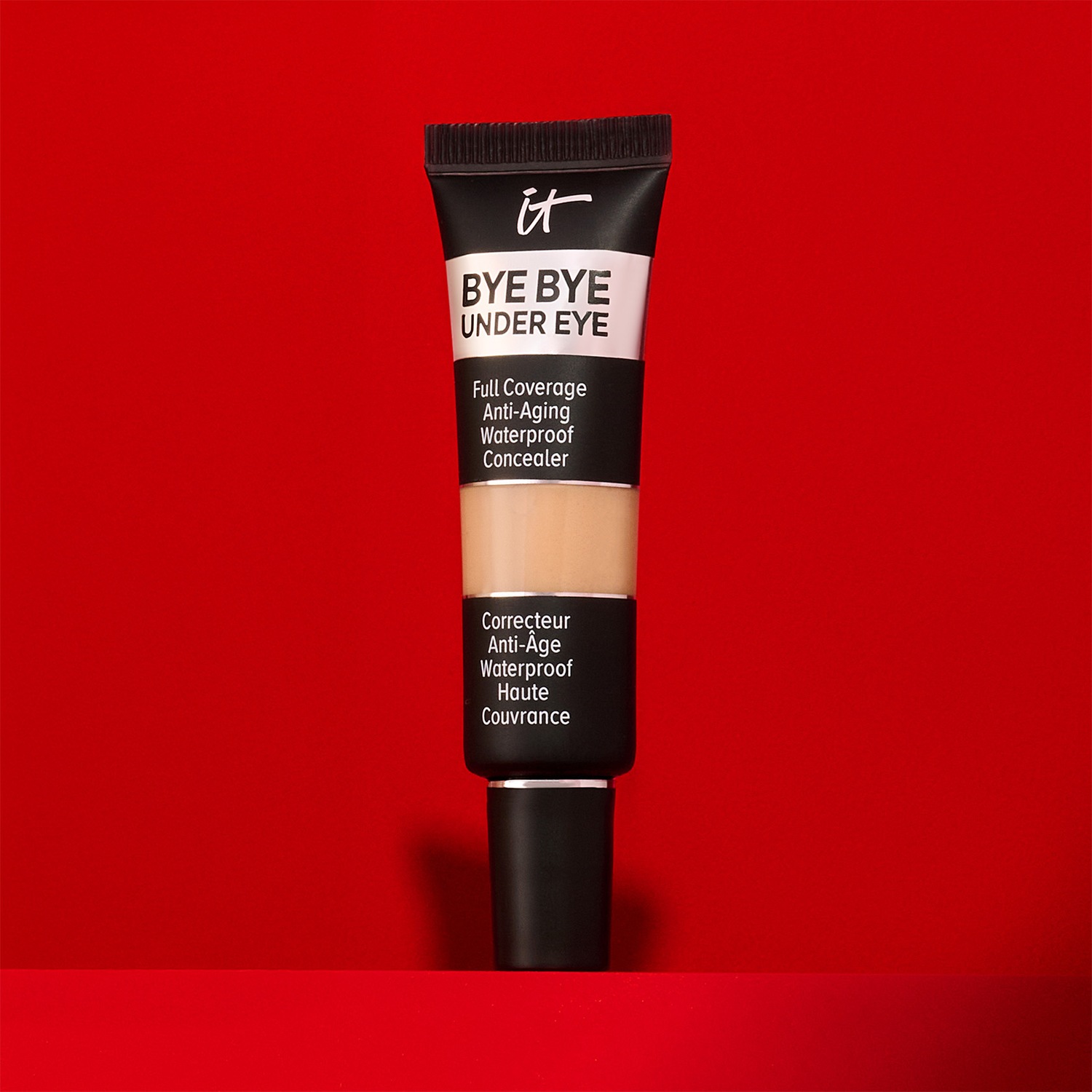 Voici un tube de correcteur anti-âge waterproof Bye Bye Under Eye de IT Cosmetics, offrant une couvrance complète pour un teint impeccable.