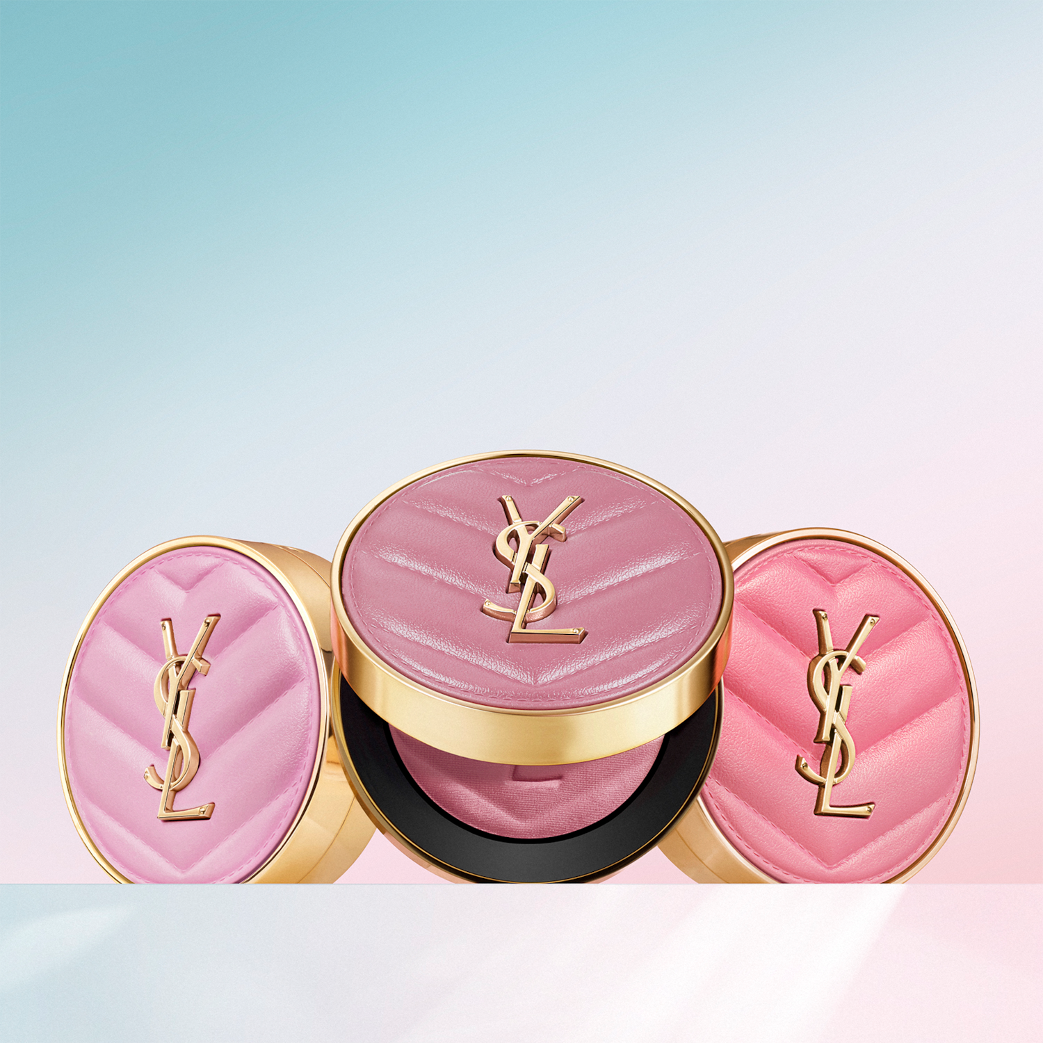 Découvrez l'élégance incarnée avec ces poudriers YSL, où le rose délicat rencontre le luxe d'un écrin matelassé orné du logo emblématique.