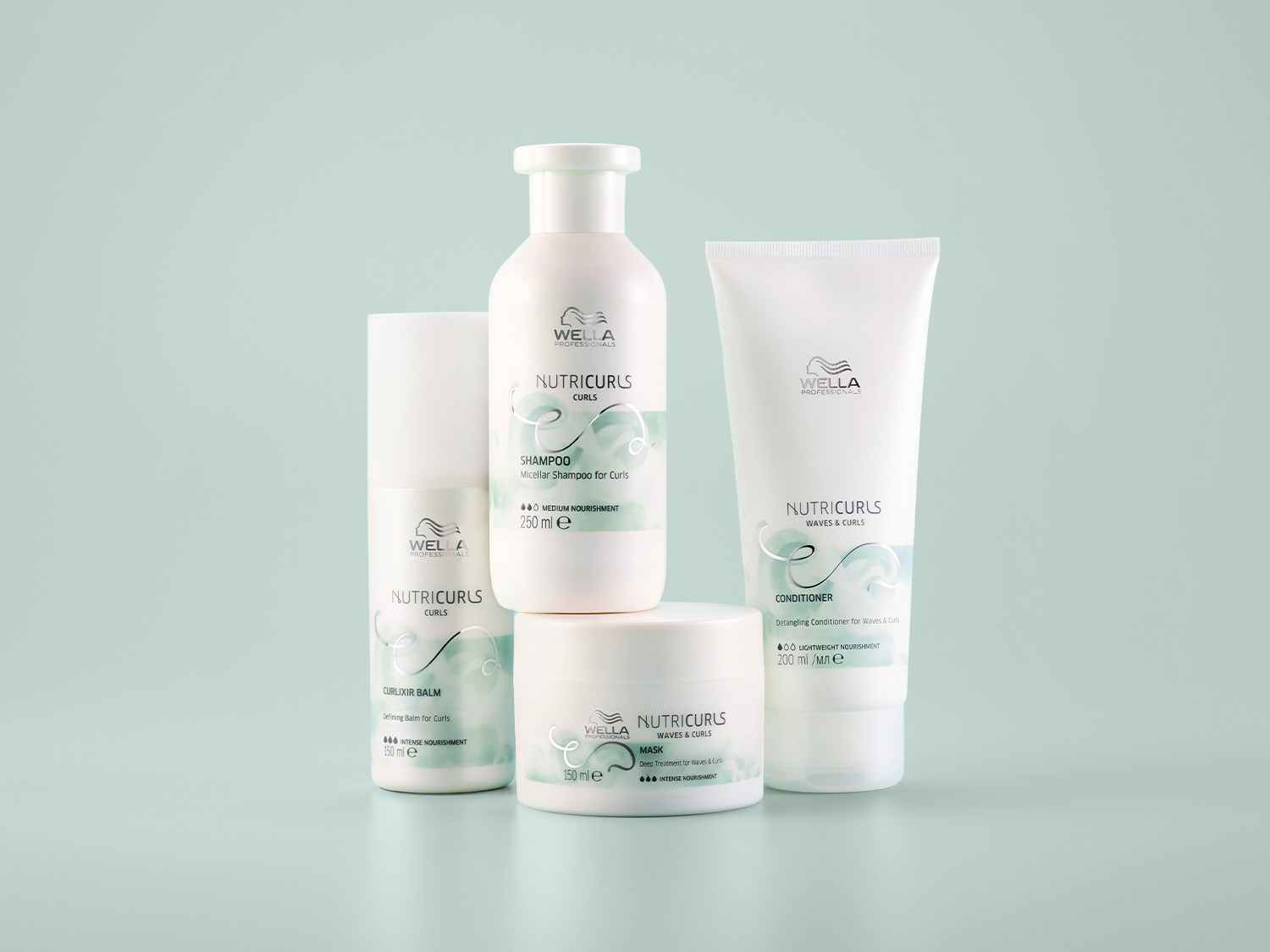 Die Wella Nutricurls-Kollektion in weißen Verpackungen mit grünem Akzent, umfasst Curlixir Balm, Shampoo, Maske und Conditioner für lockiges und welliges Haar.